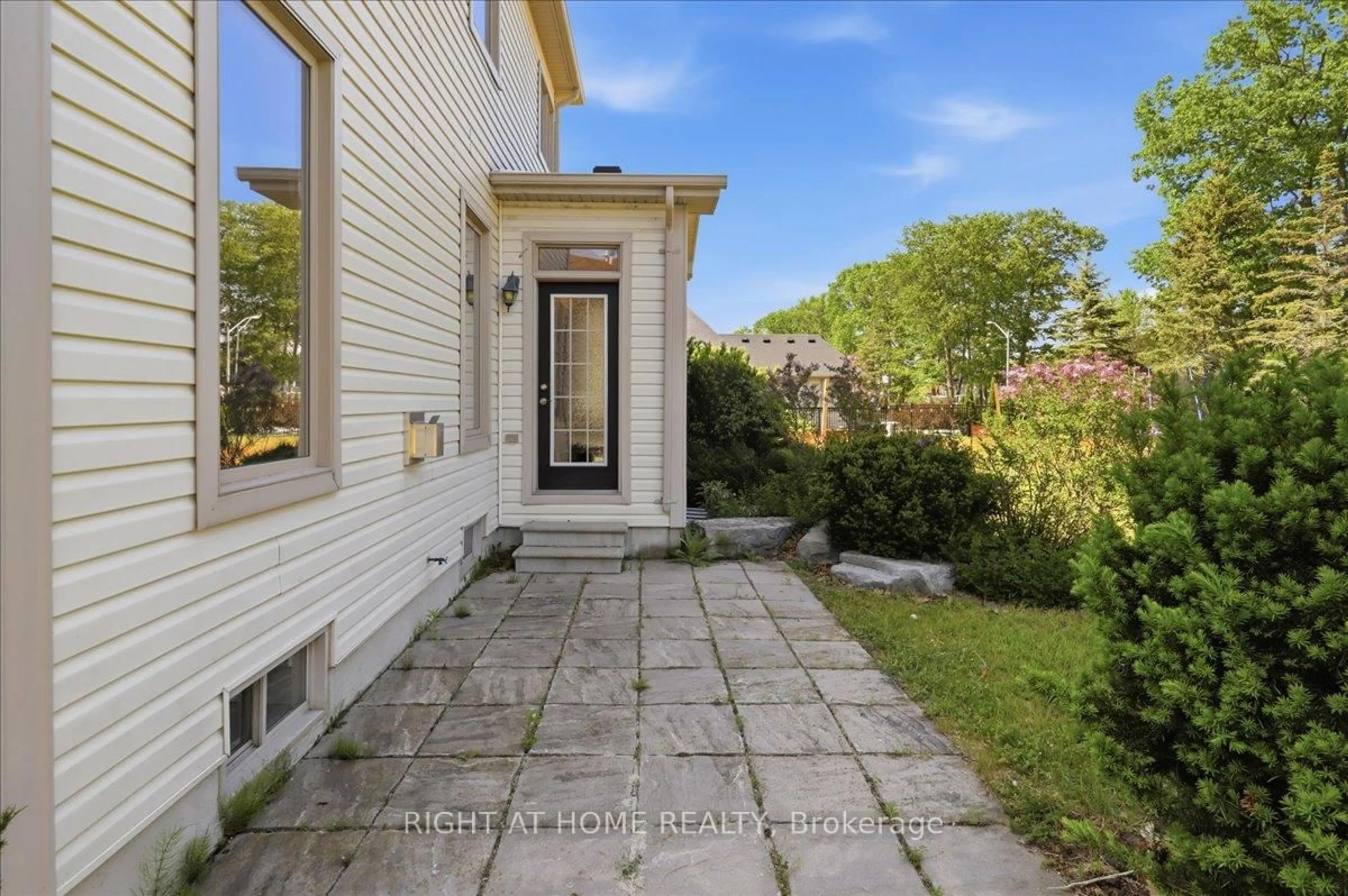 A pic from outside/outdoor area/front of a property/back of a property/a pic from drone, street for 31 Christy Dr, Wasaga Beach Ontario L9Z 1C9