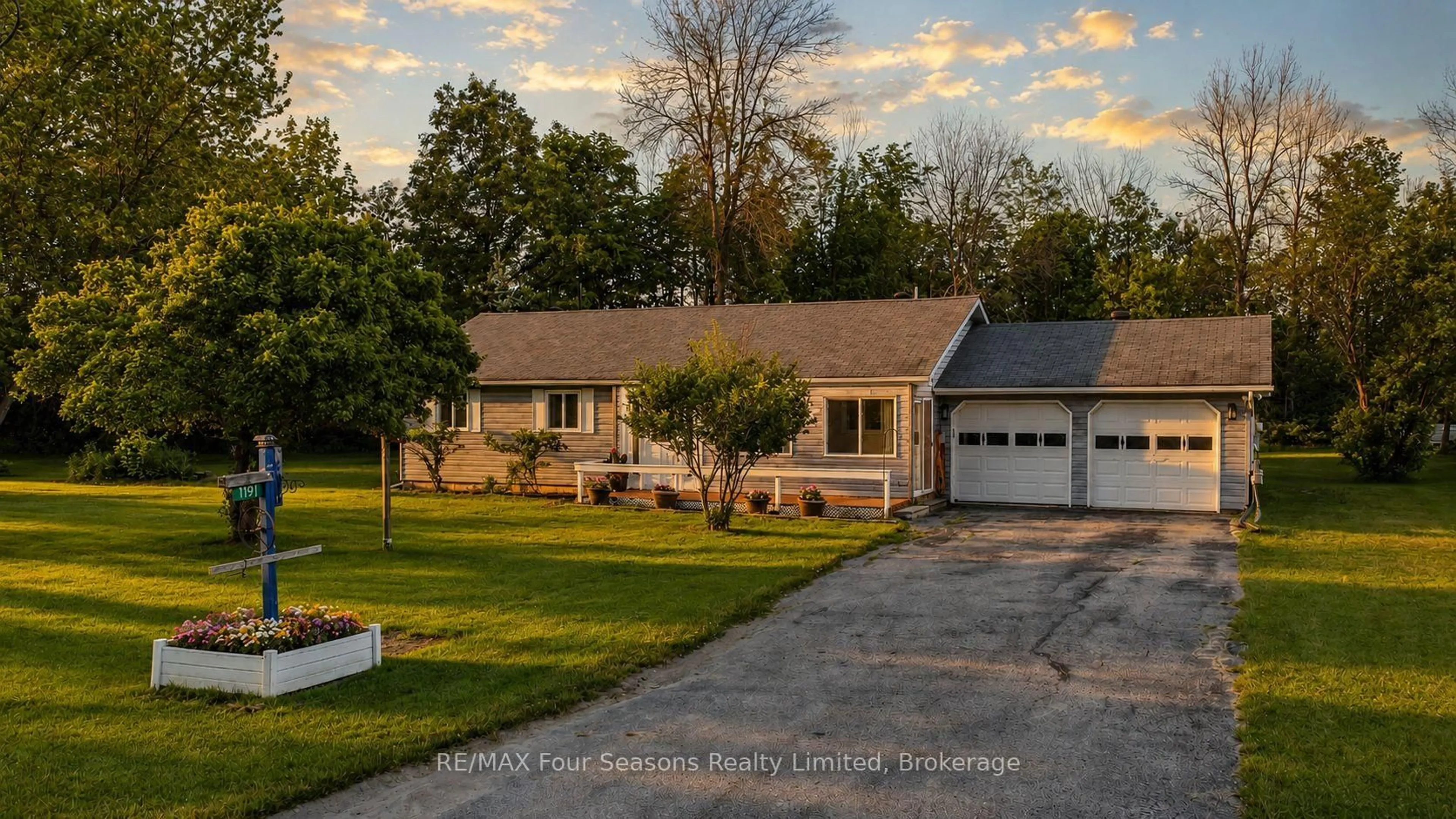 A pic from outside/outdoor area/front of a property/back of a property/a pic from drone, street for 1191 Anderson Line, Severn Ontario L0K 1E0