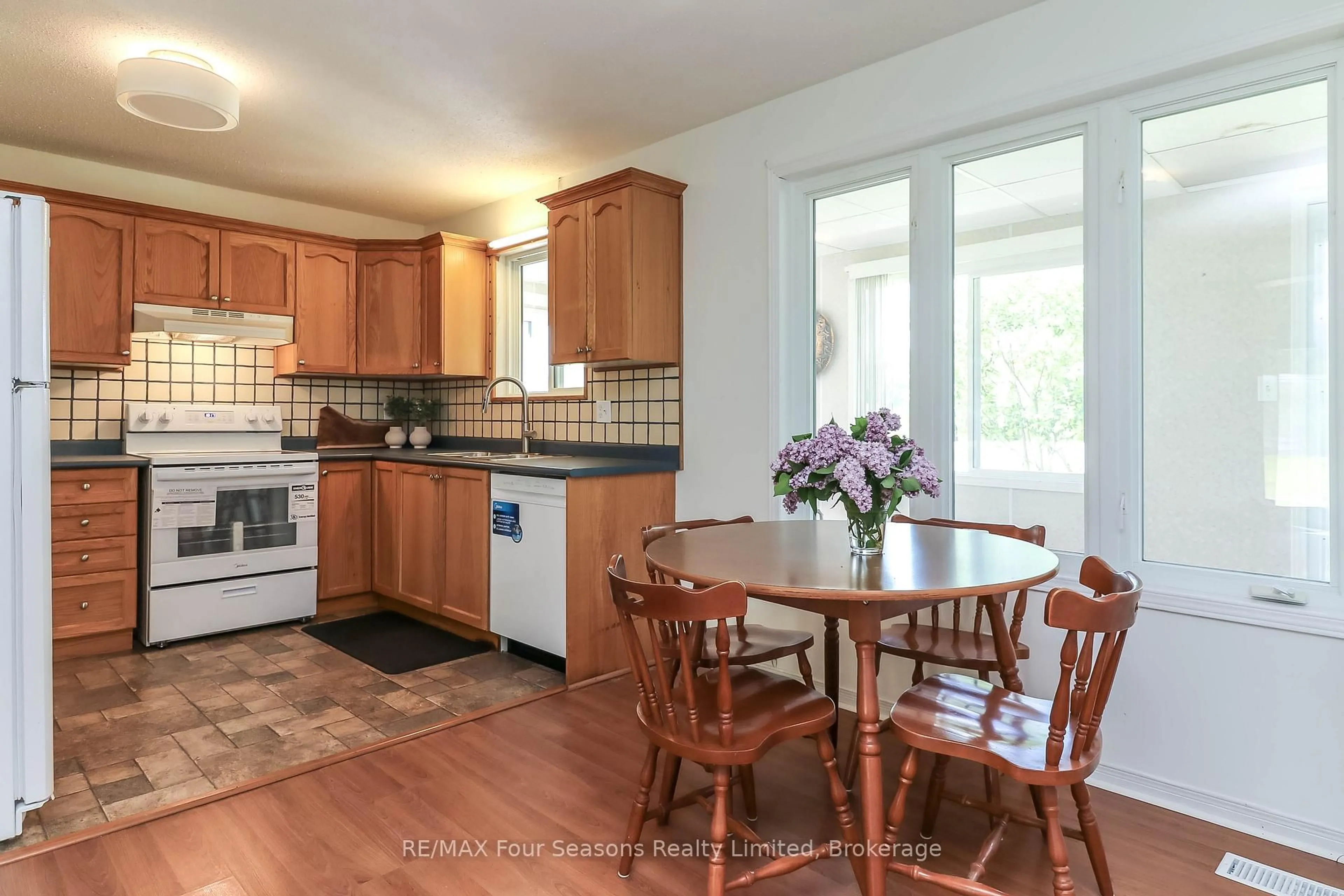 Standard kitchen, wood/laminate floor for 1191 Anderson Line, Severn Ontario L0K 1E0