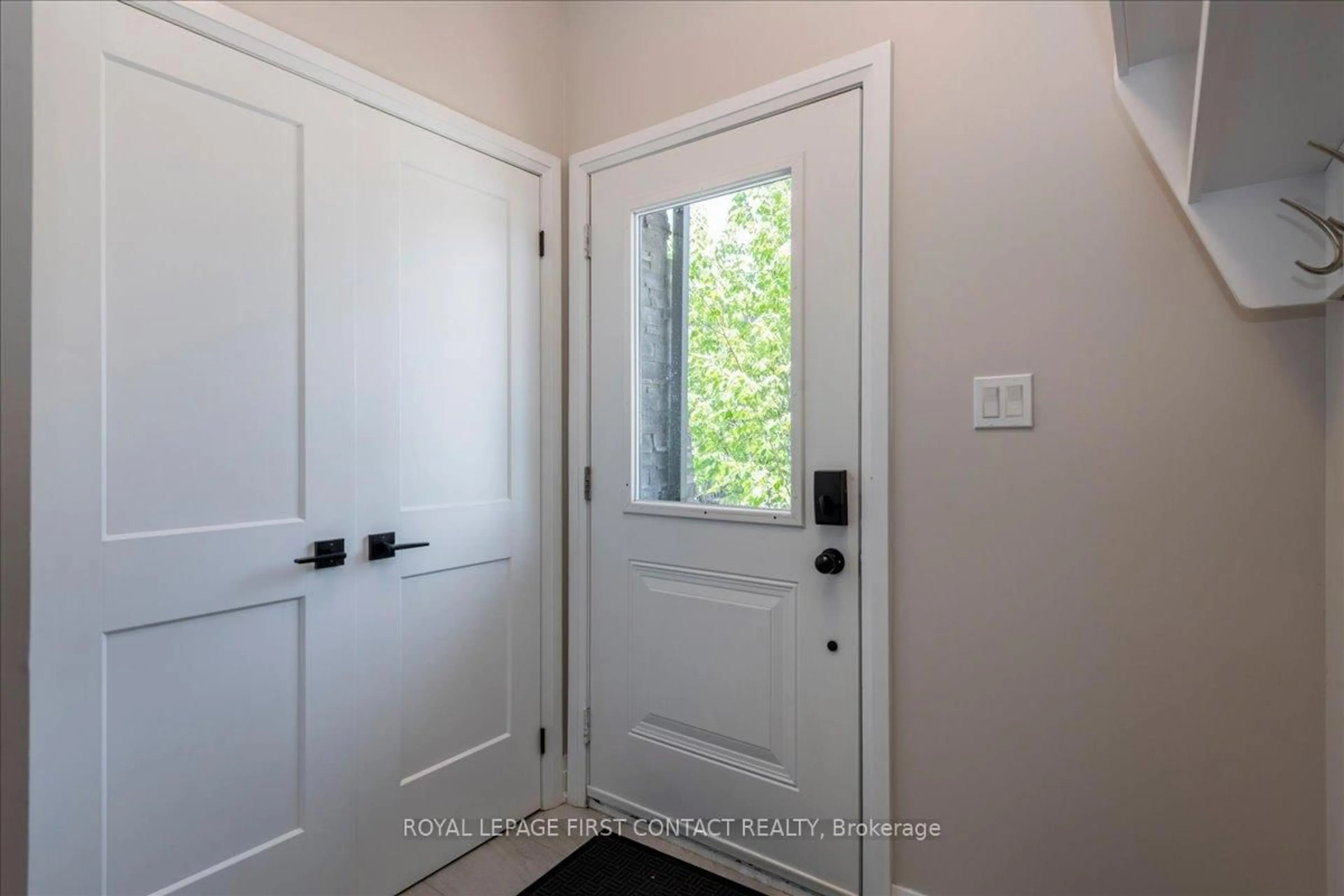 Indoor entryway for 4 Stonehart Lane, Barrie Ontario L4M 7E8