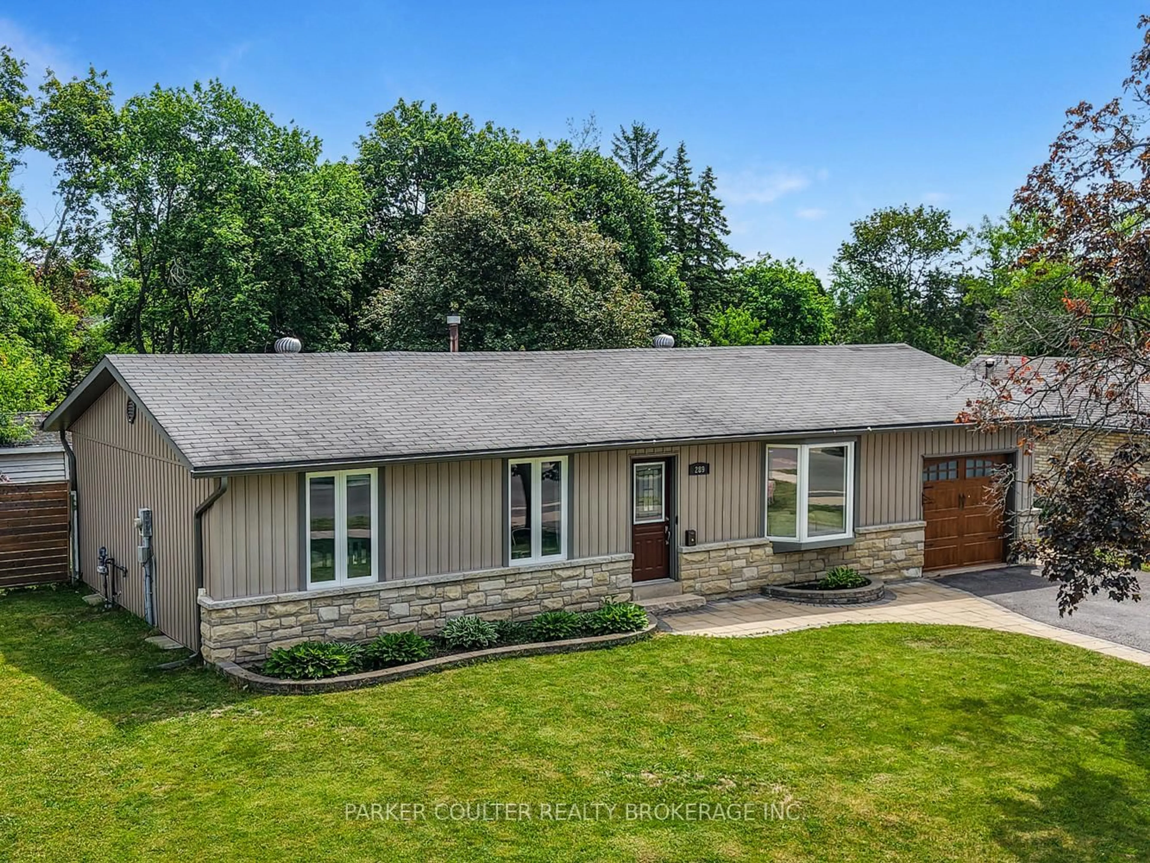 A pic from outside/outdoor area/front of a property/back of a property/a pic from drone, street for 289 Pine Dr, Barrie Ontario L4N 4J1