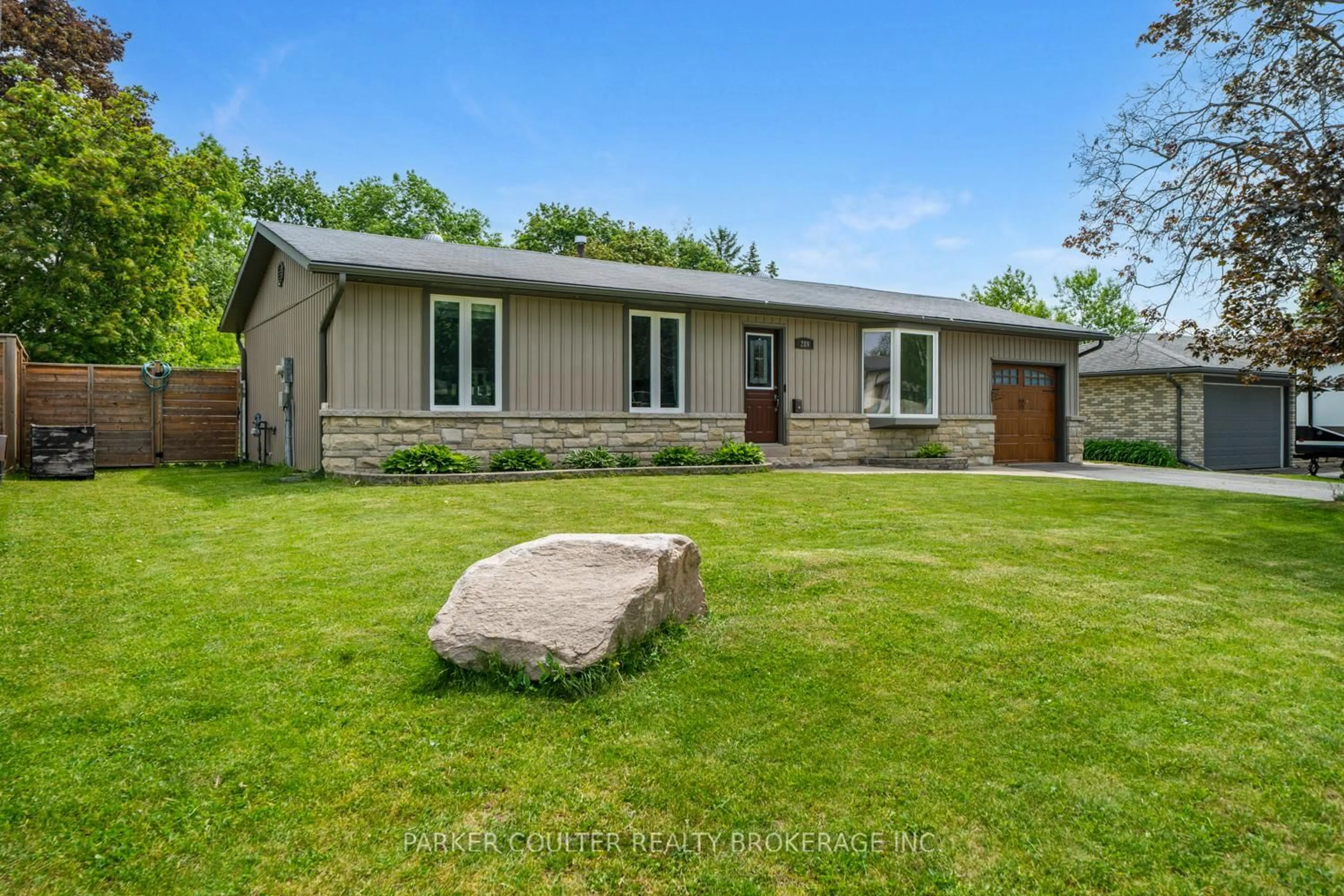 A pic from outside/outdoor area/front of a property/back of a property/a pic from drone, street for 289 Pine Dr, Barrie Ontario L4N 4J1
