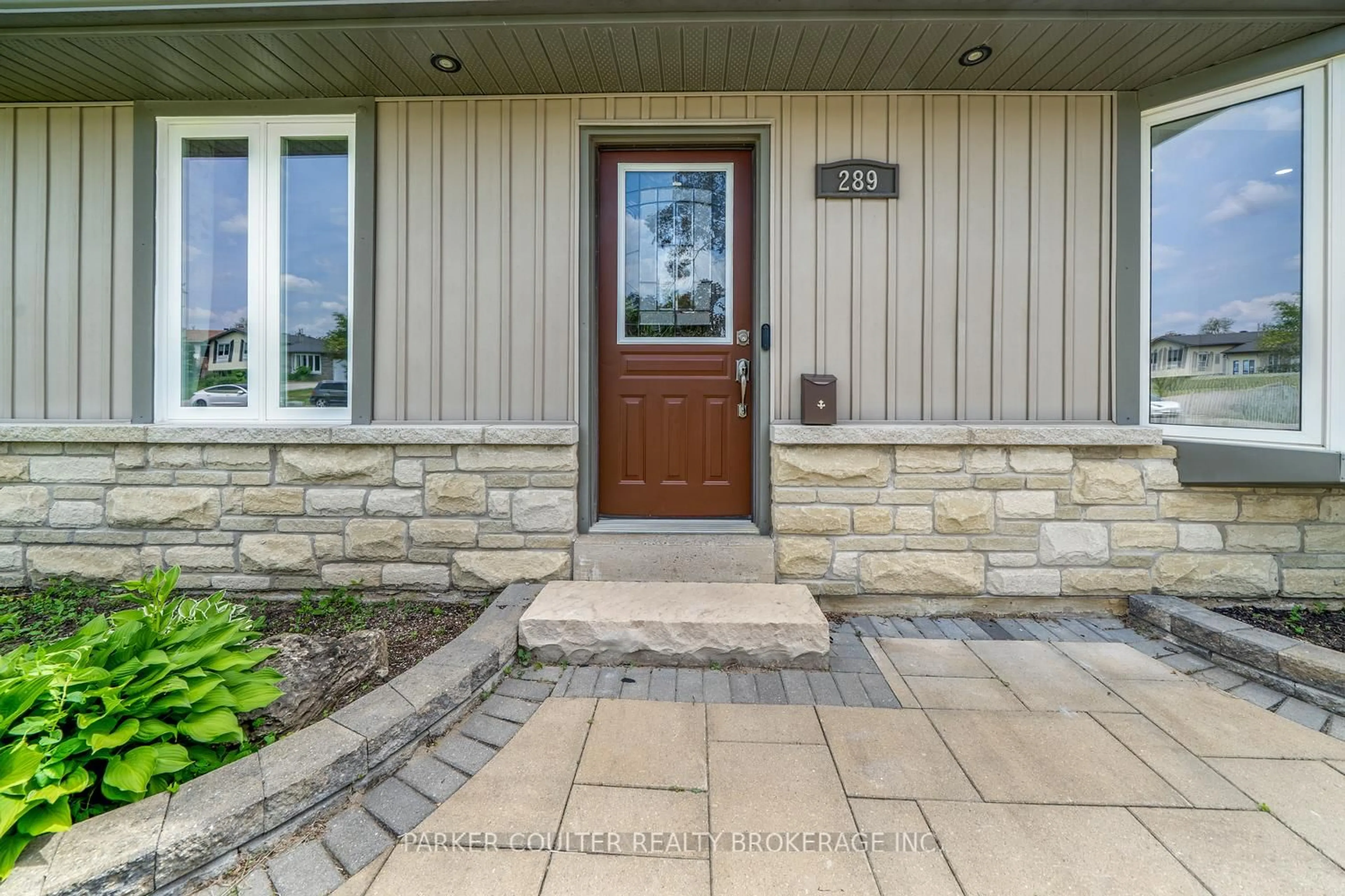 Indoor entryway for 289 Pine Dr, Barrie Ontario L4N 4J1