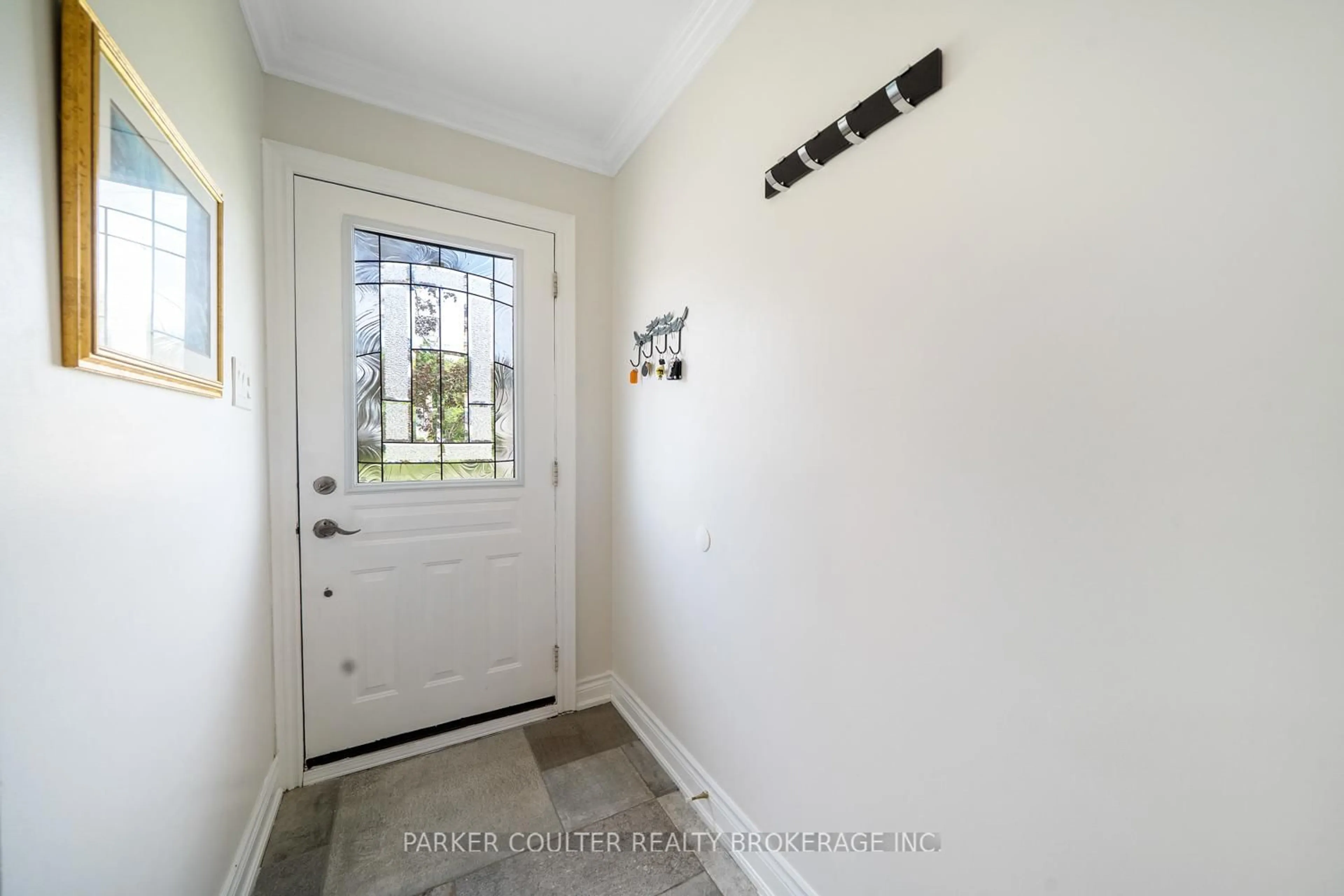 Indoor entryway for 289 Pine Dr, Barrie Ontario L4N 4J1