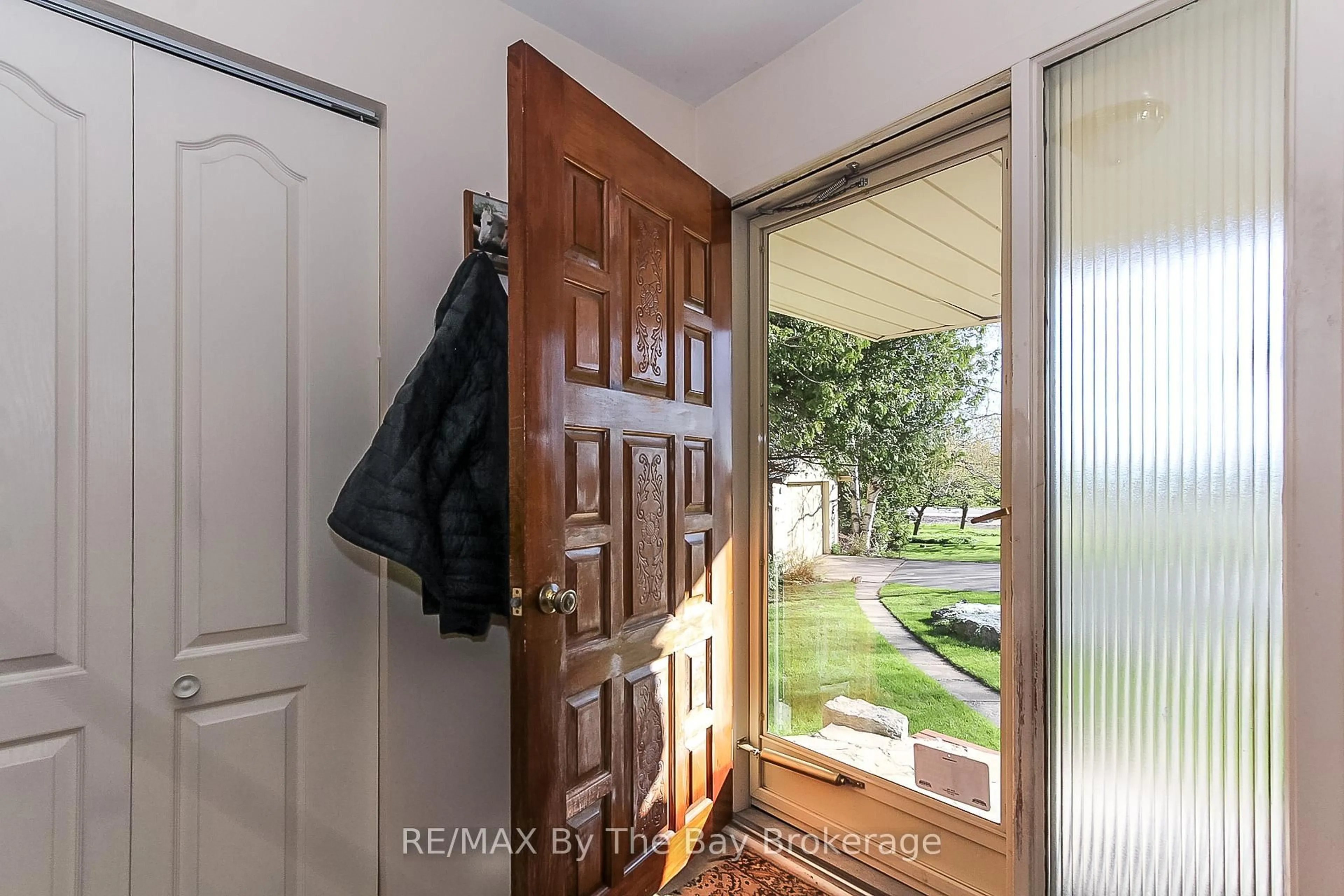 Indoor entryway for 630 Sunnidale Rd, Wasaga Beach Ontario L9Z 1J7