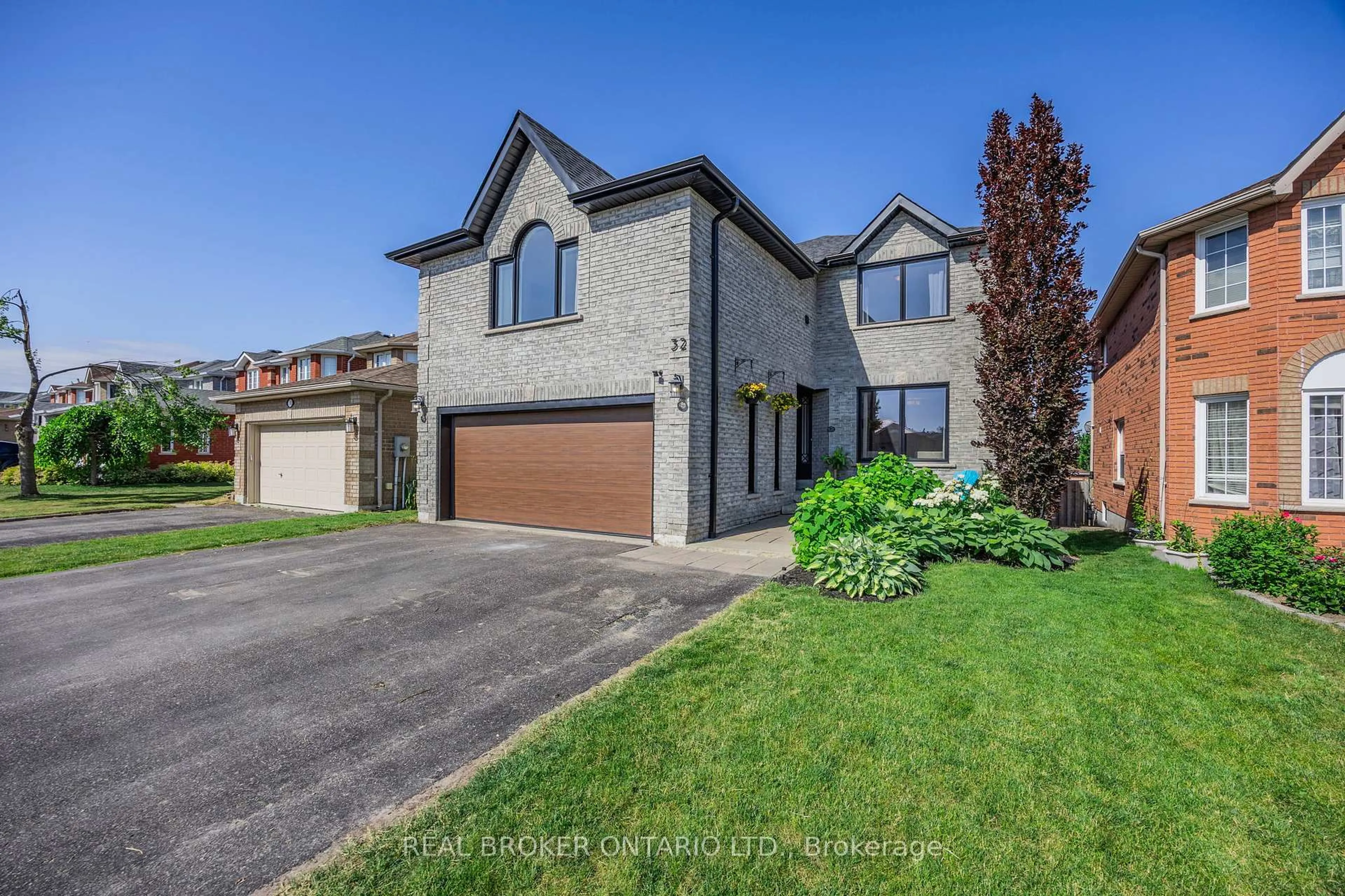 A pic from outside/outdoor area/front of a property/back of a property/a pic from drone, street for 32 Black Willow Dr, Barrie Ontario L4N 9M2