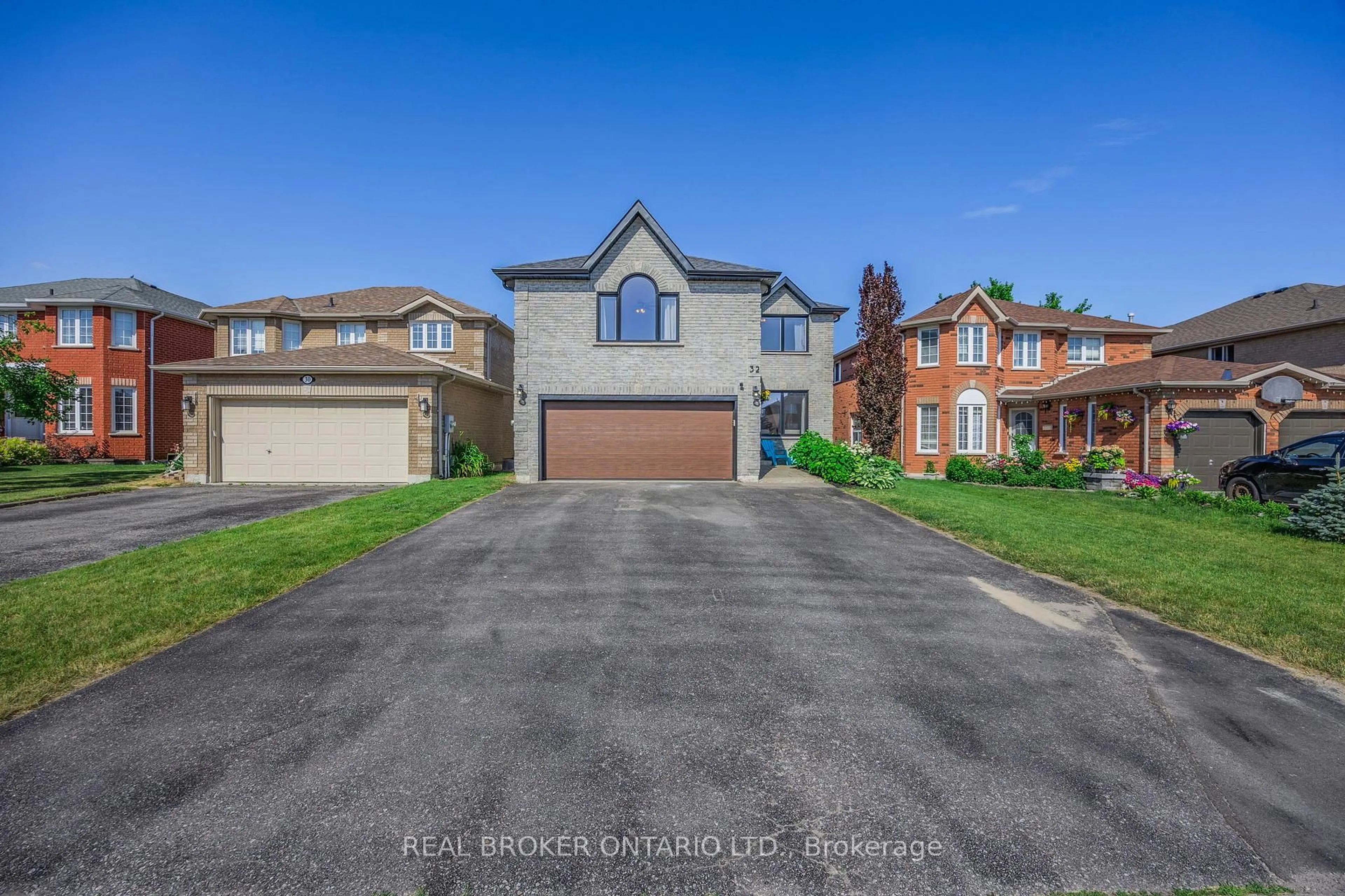 A pic from outside/outdoor area/front of a property/back of a property/a pic from drone, street for 32 Black Willow Dr, Barrie Ontario L4N 9M2