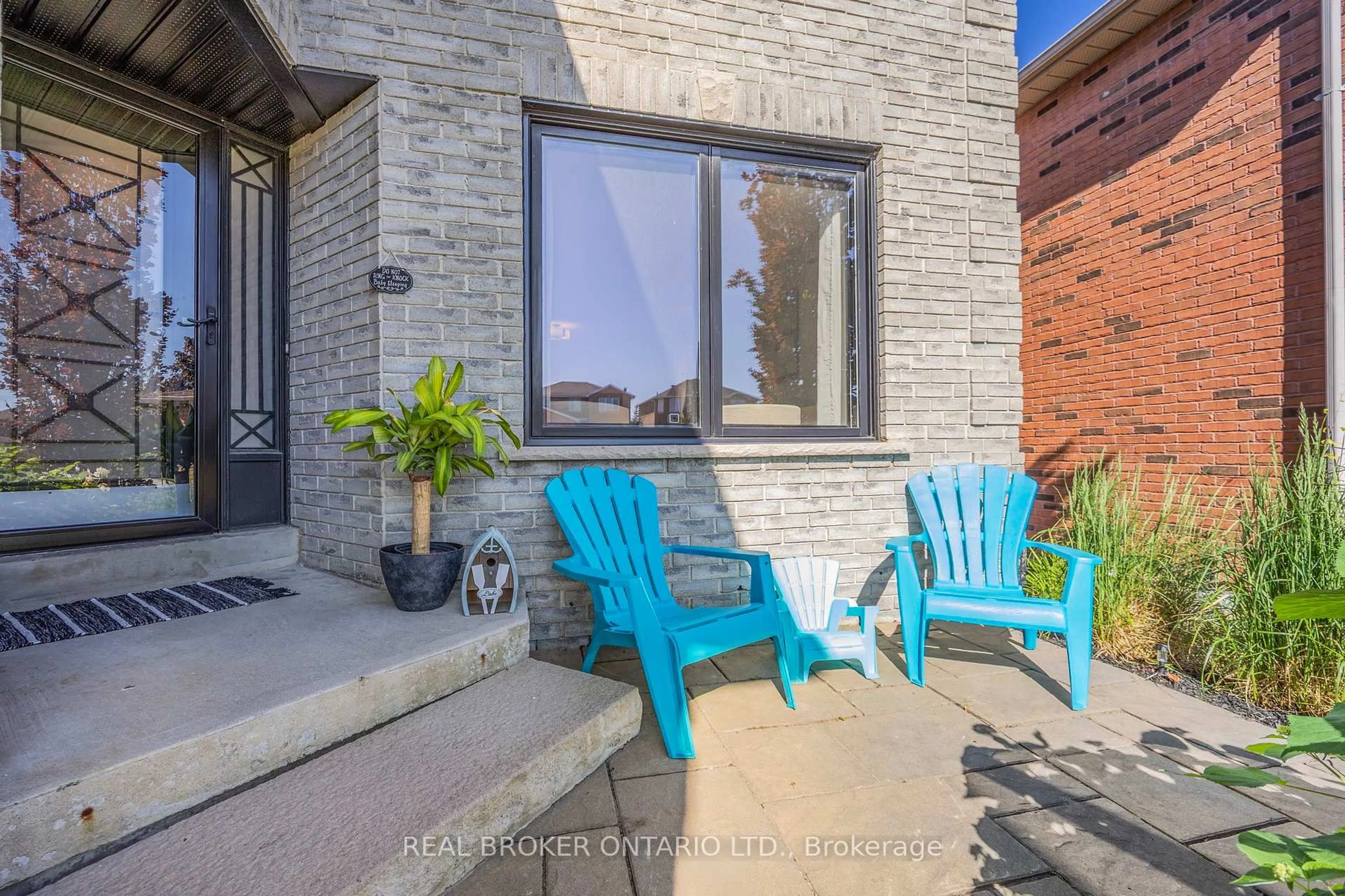 Patio, street for 32 Black Willow Dr, Barrie Ontario L4N 9M2