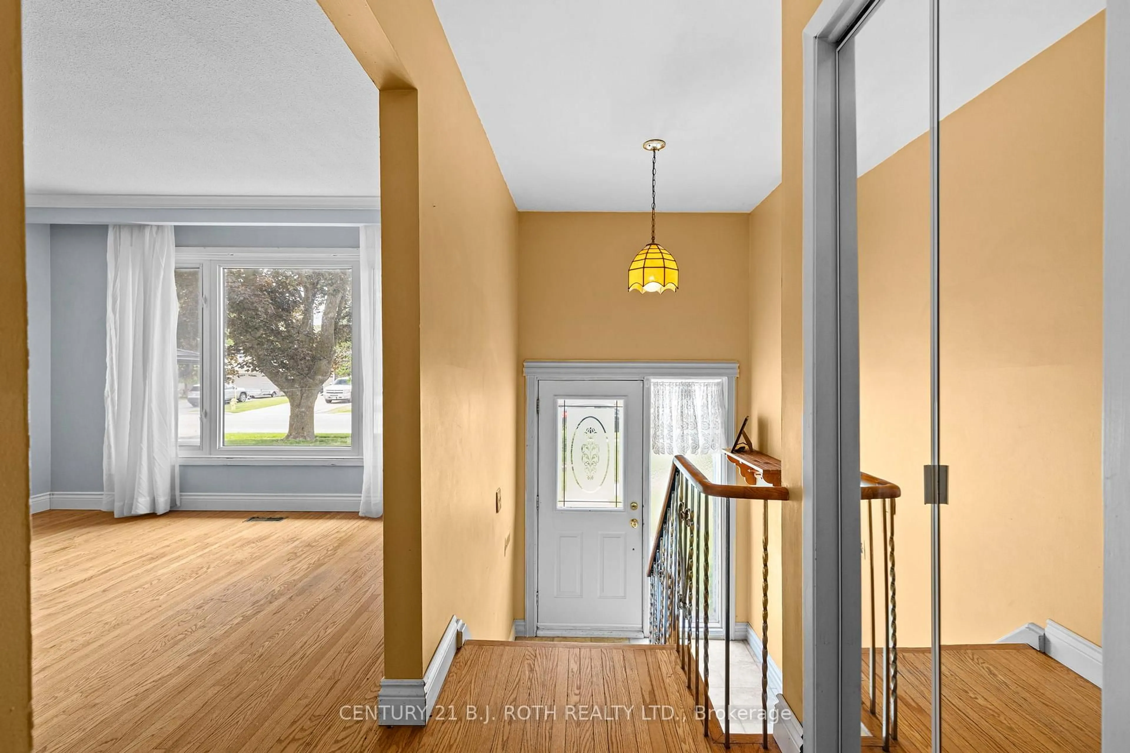 Indoor entryway for 253 Rose St, Barrie Ontario L4M 2T1