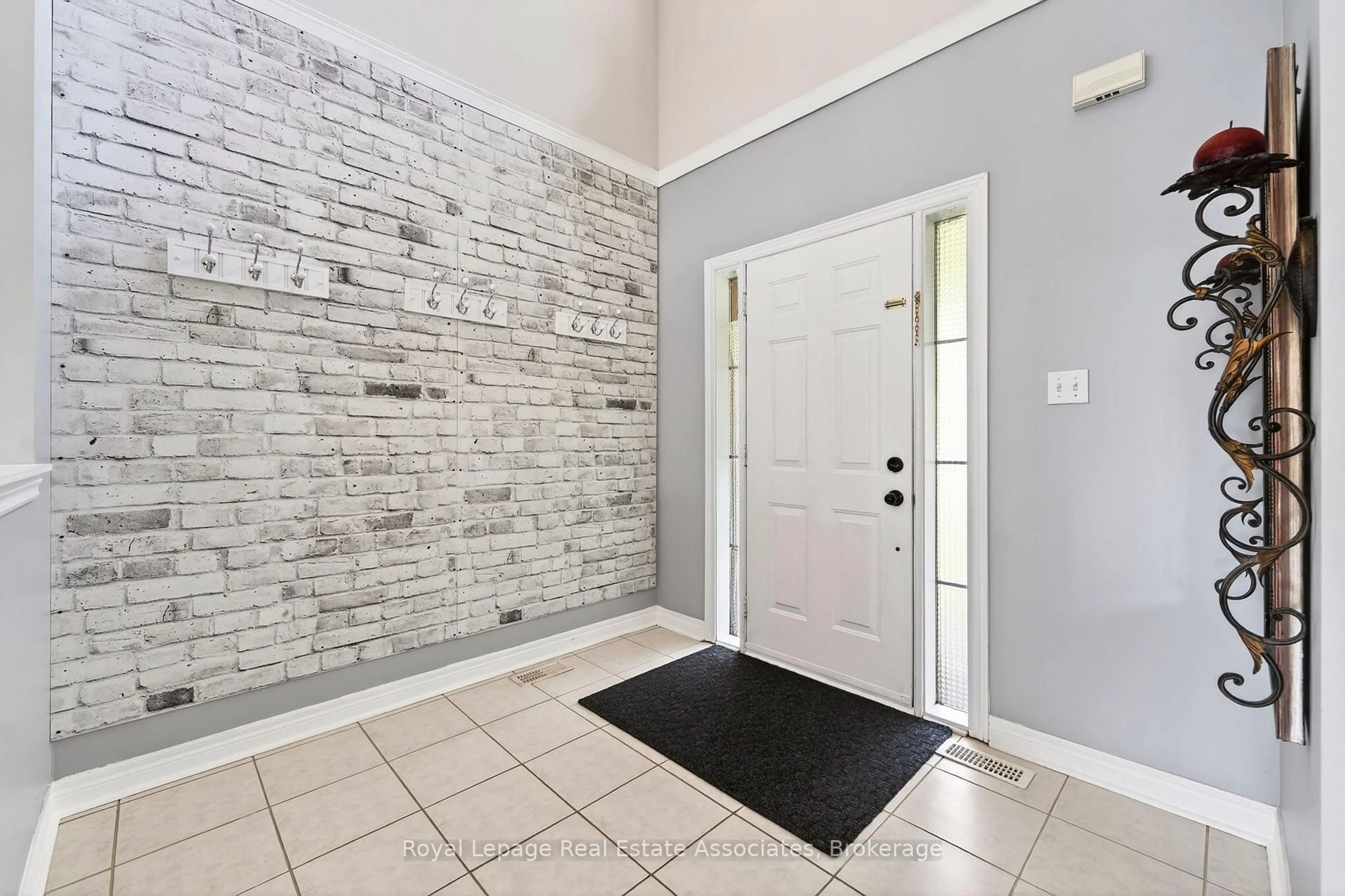 Indoor entryway for 34 Bloom Cres, Barrie Ontario L4N 0S8