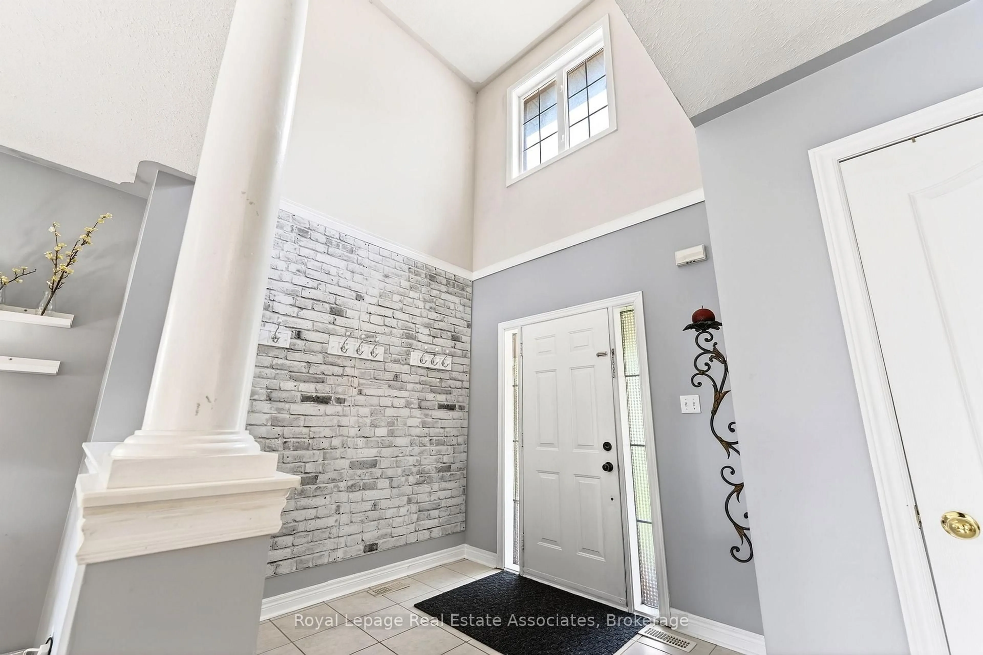 Indoor entryway for 34 Bloom Cres, Barrie Ontario L4N 0S8