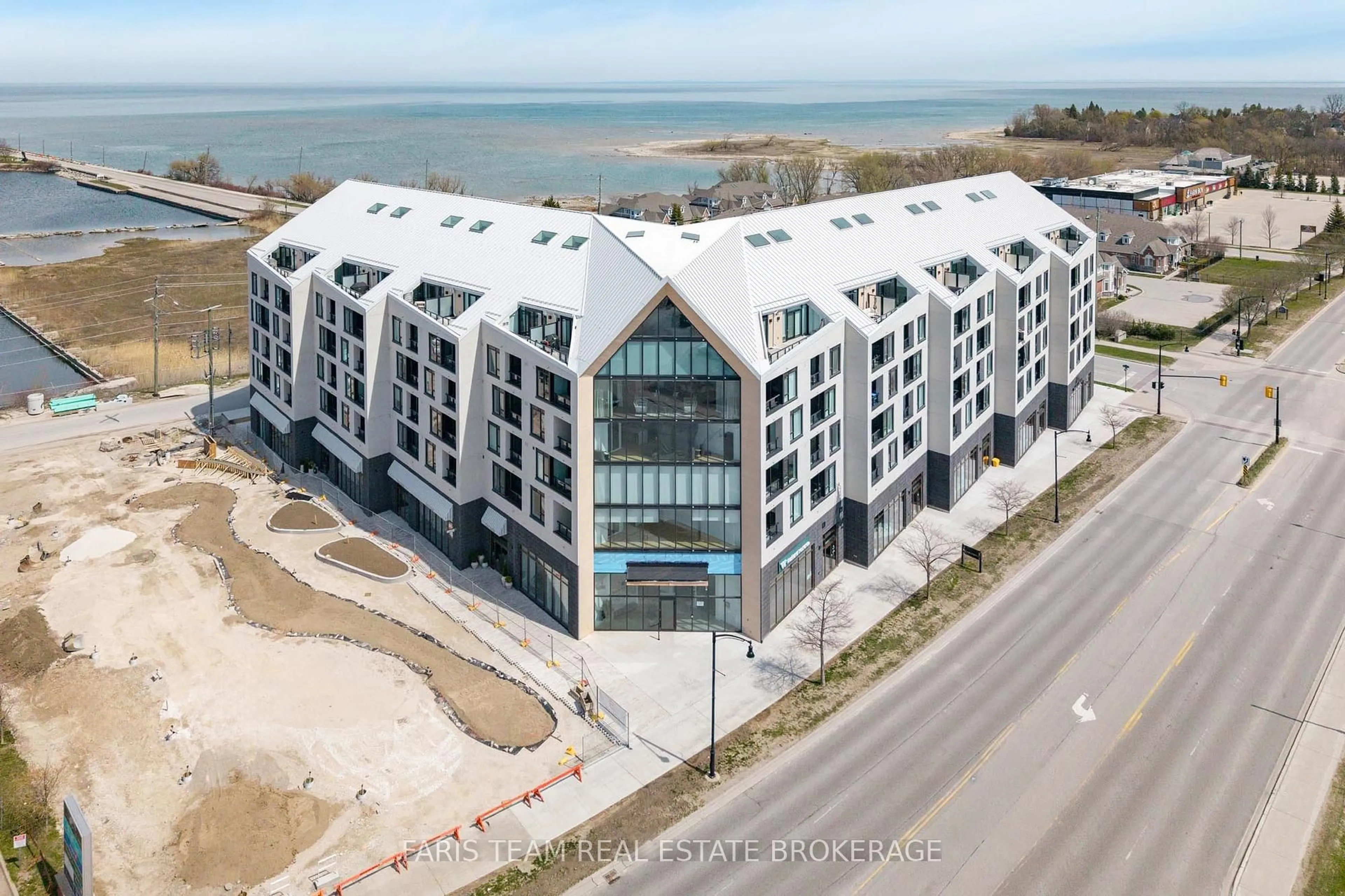 A pic from outside/outdoor area/front of a property/back of a property/a pic from drone, building for 31 Huron St #412, Collingwood Ontario L9Y 1C3