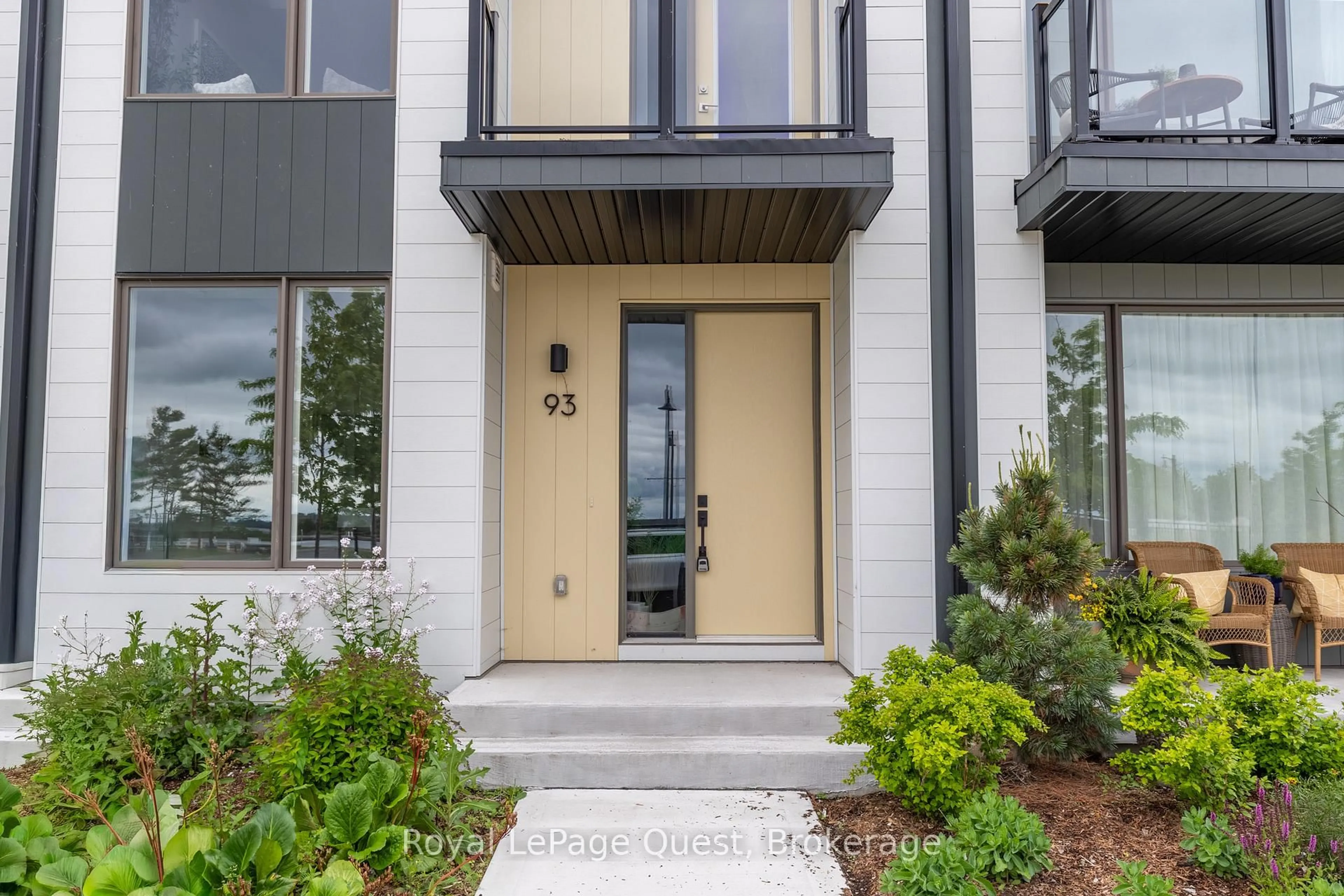 Indoor entryway for 93 Lightfoot Dr, Orillia Ontario L3V 7L8