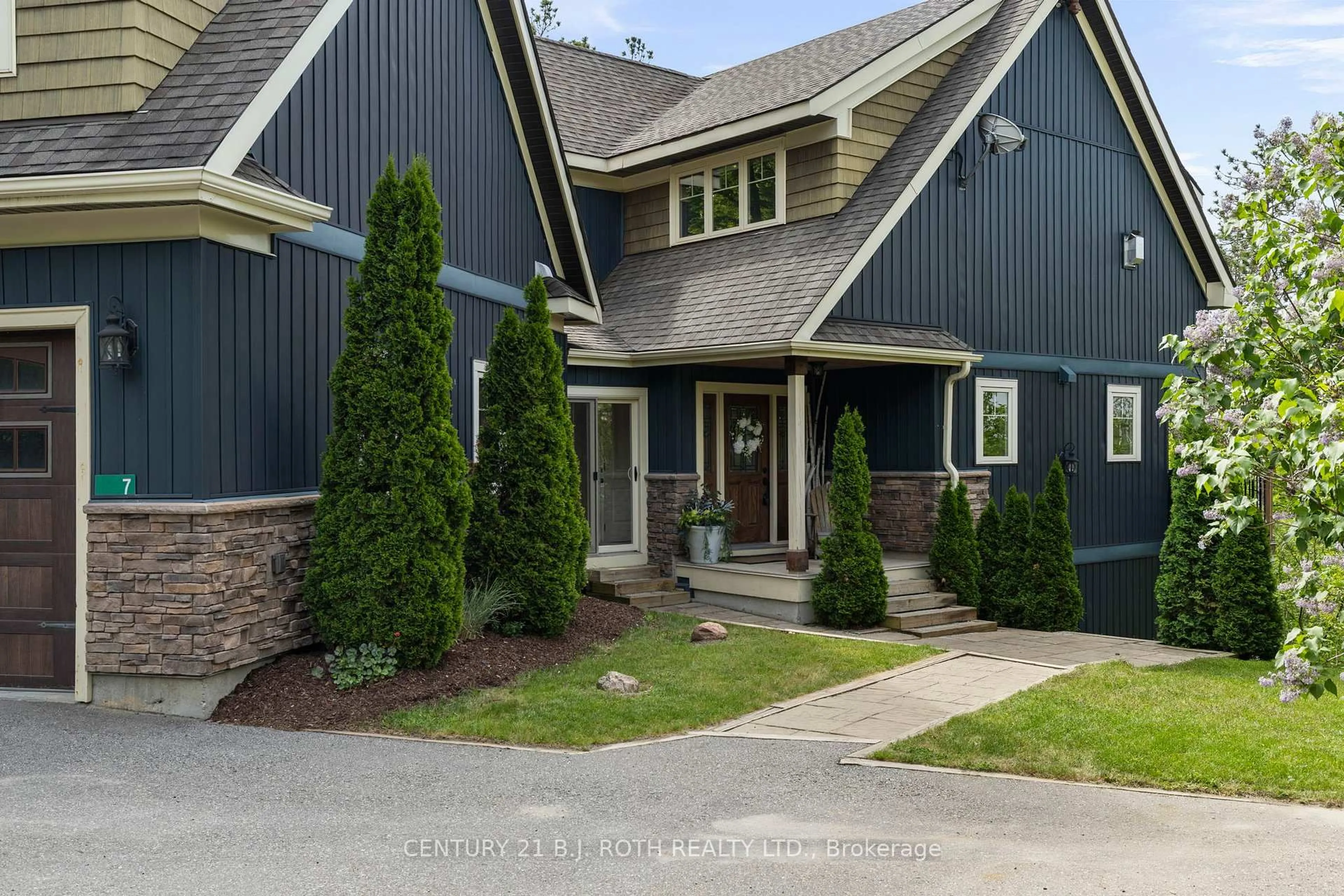 Home with vinyl exterior material, street for 7 Pine Pt, Oro-Medonte Ontario L4M 4Y8