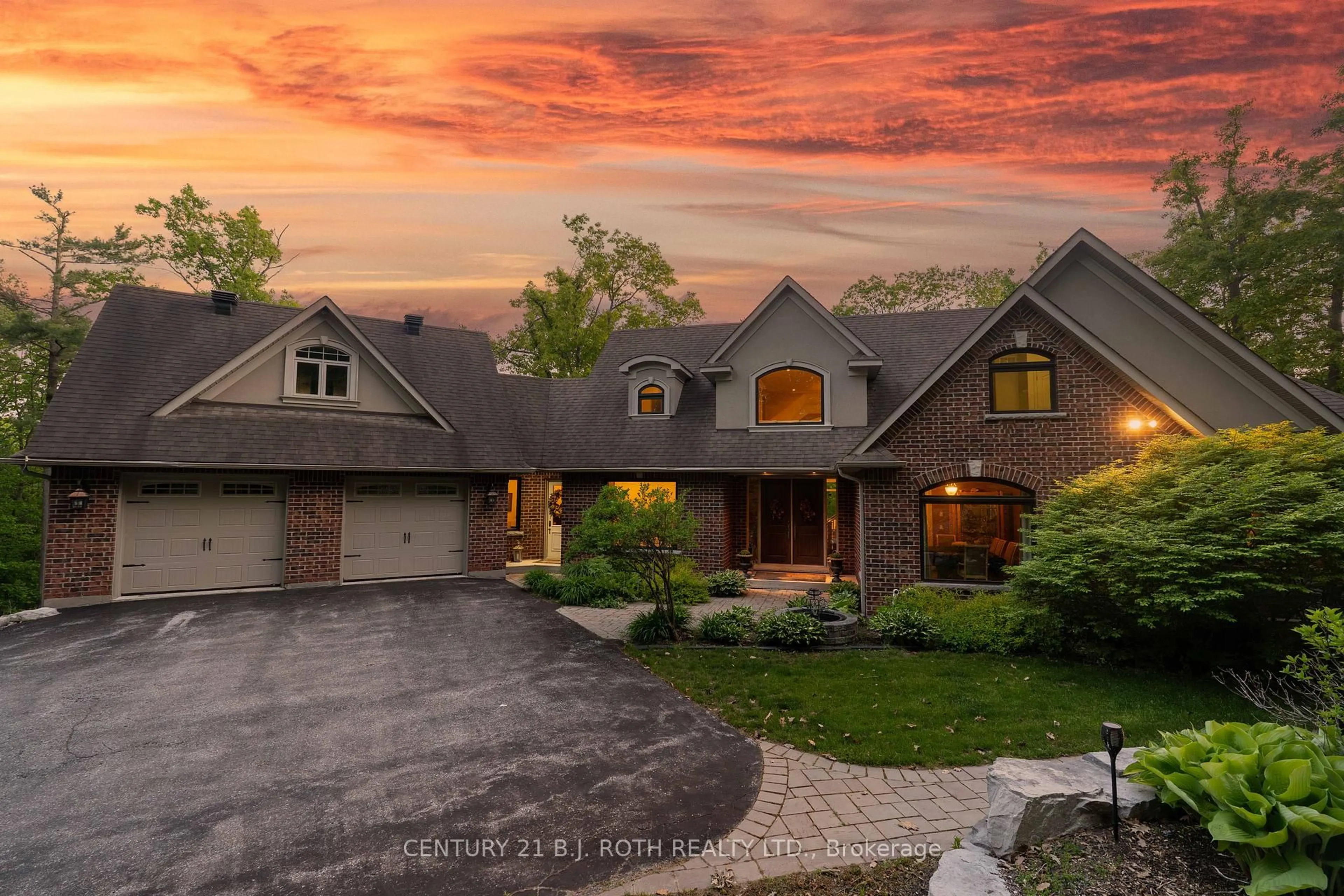 A pic from outside/outdoor area/front of a property/back of a property/a pic from drone, mountain view for 1 PIERCE Crt, Springwater Ontario L0L 1X0