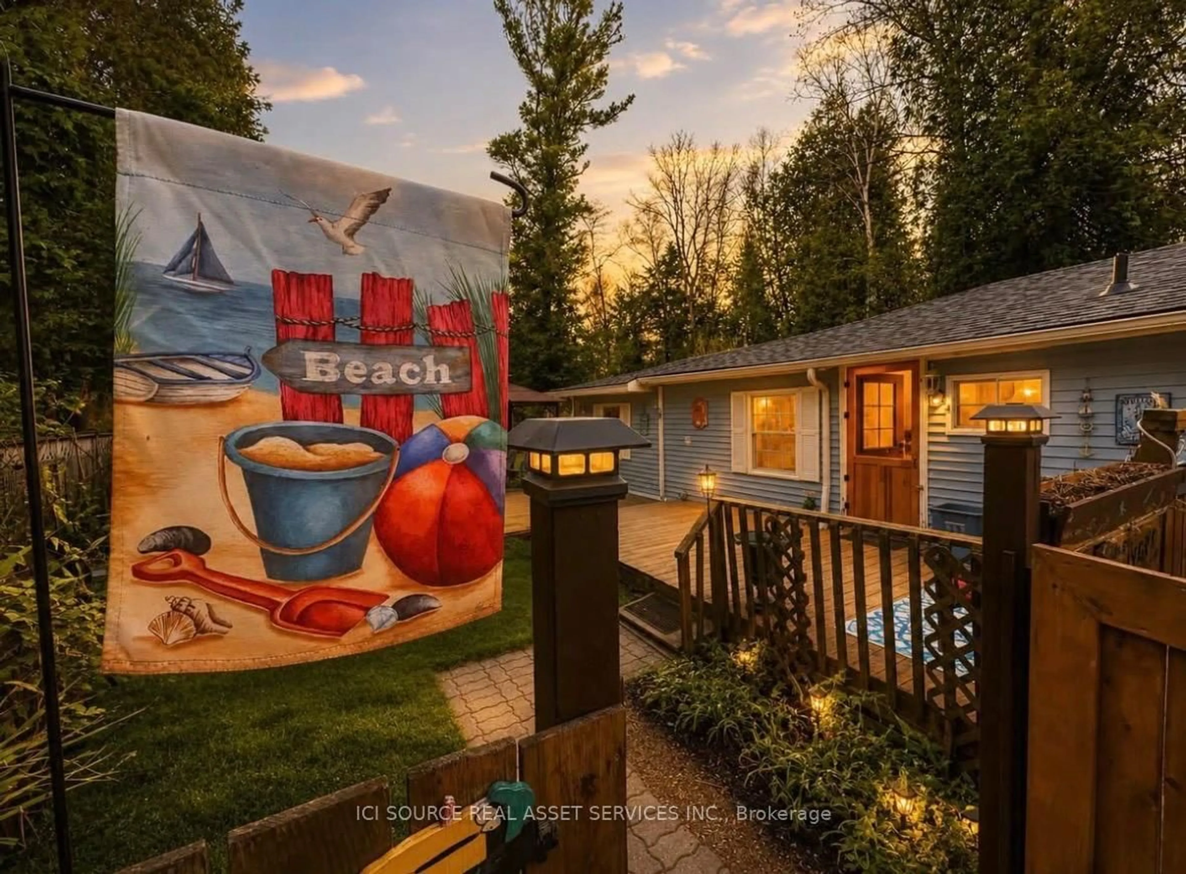 Patio, street for 126 Pinecrest Ave, Wasaga Beach Ontario L9Z 1X3