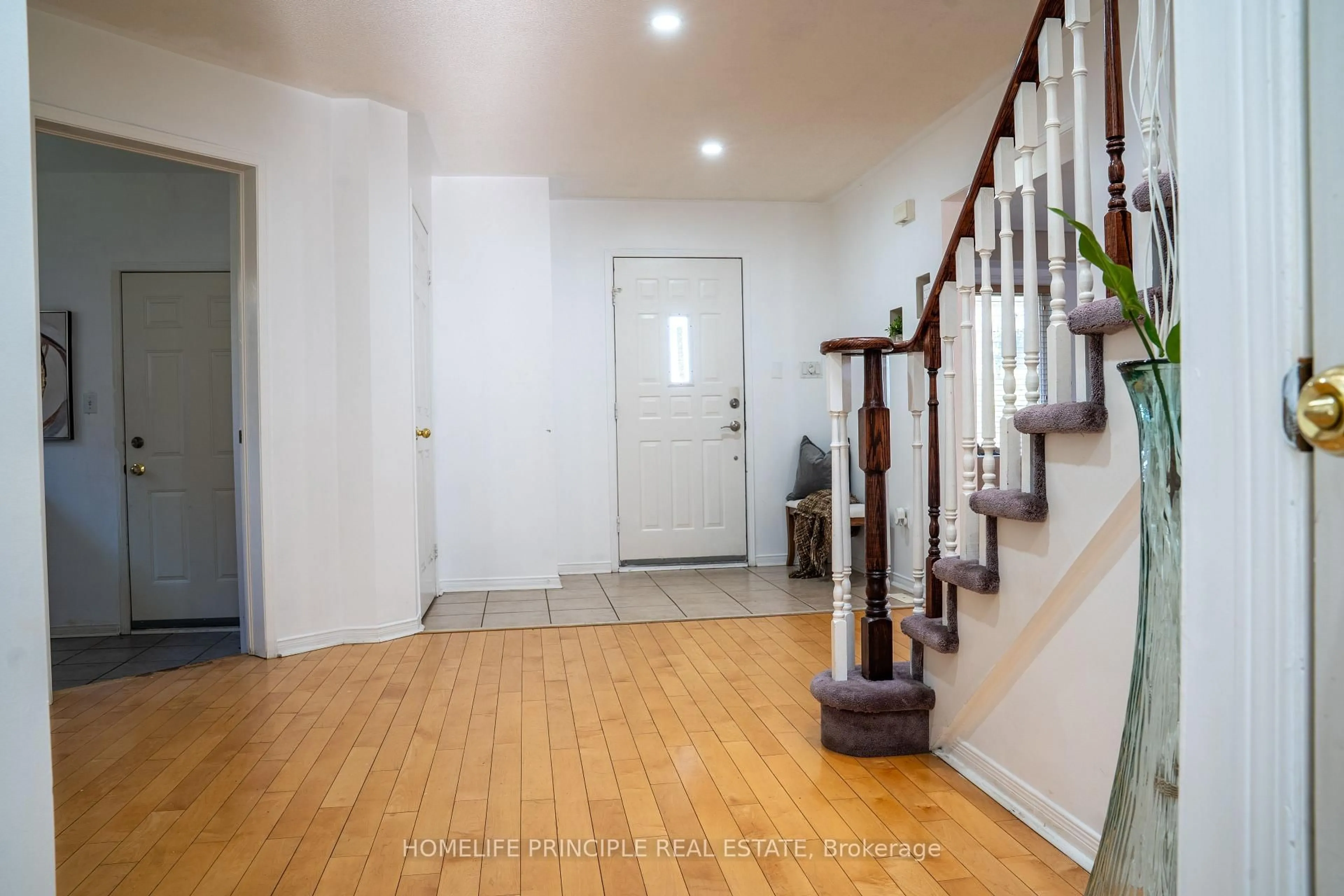 Indoor foyer for 88 Loon Ave, Barrie Ontario L4N 8V9