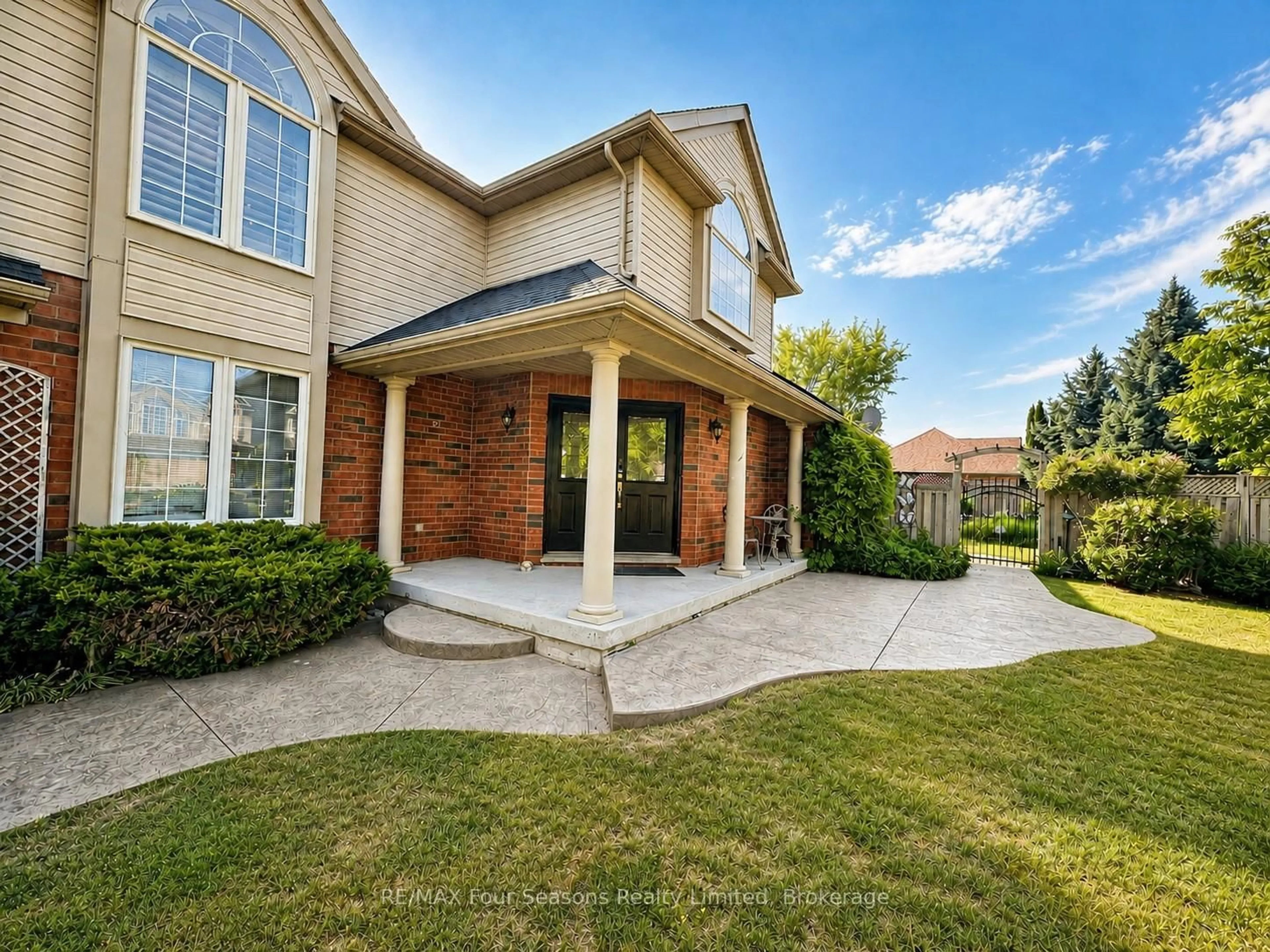 Home with brick exterior material, street for 59 Highlands Cres, Collingwood Ontario L9Y 5H3