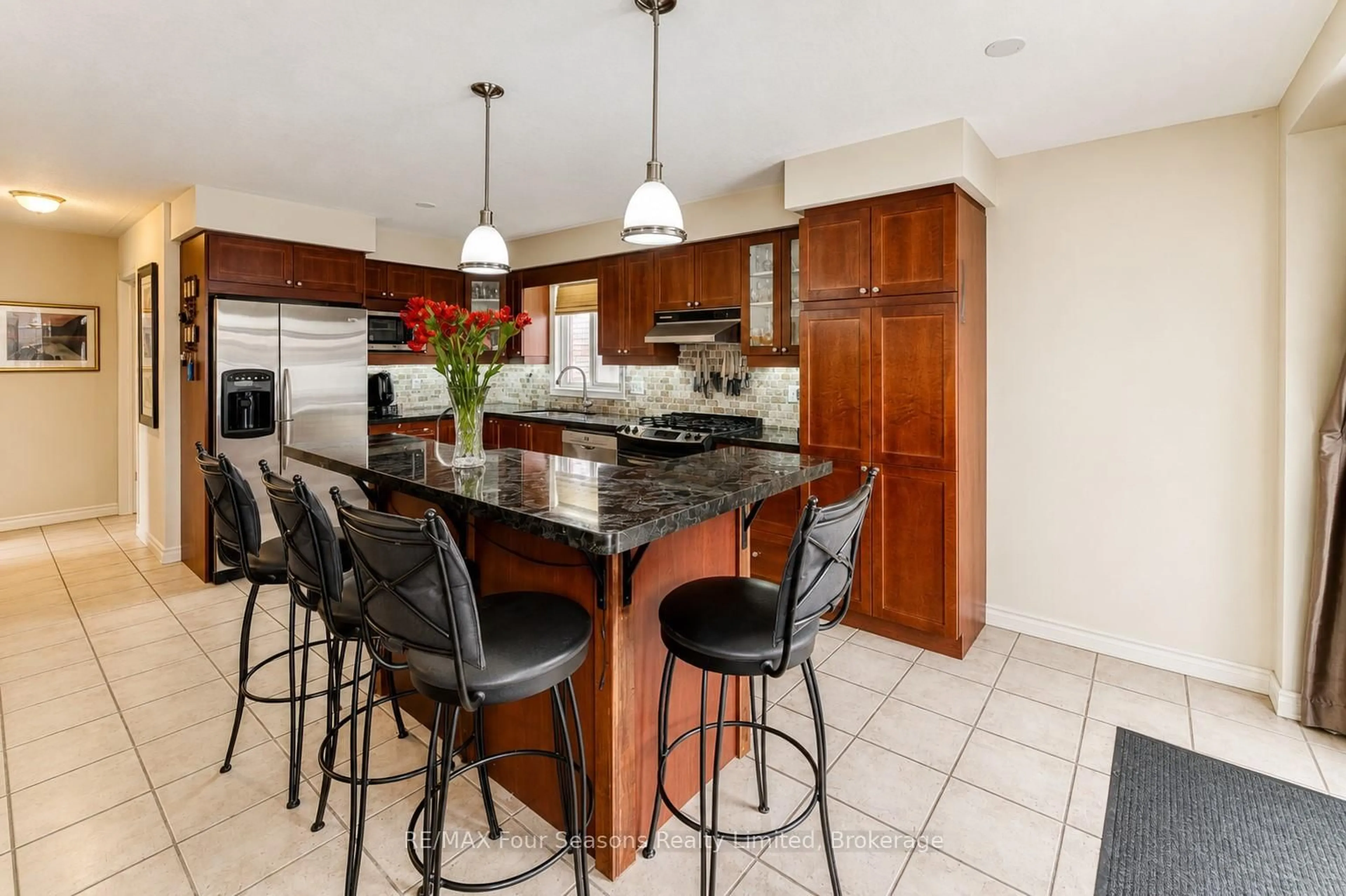 Open concept kitchen, ceramic/tile floor for 59 Highlands Cres, Collingwood Ontario L9Y 5H3