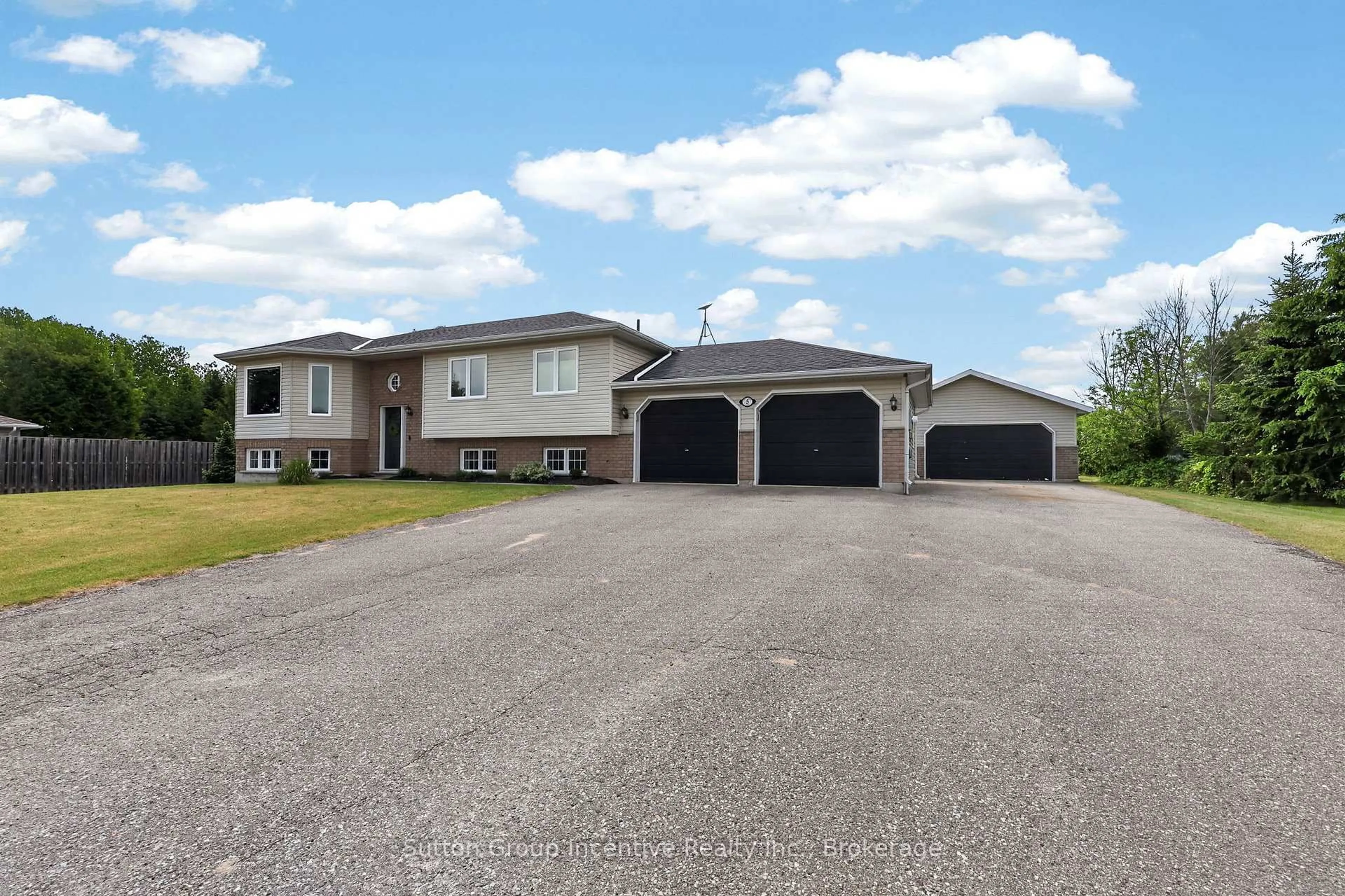 A pic from outside/outdoor area/front of a property/back of a property/a pic from drone, street for 5 Marl Creek Dr, Springwater Ontario L0L 2K0