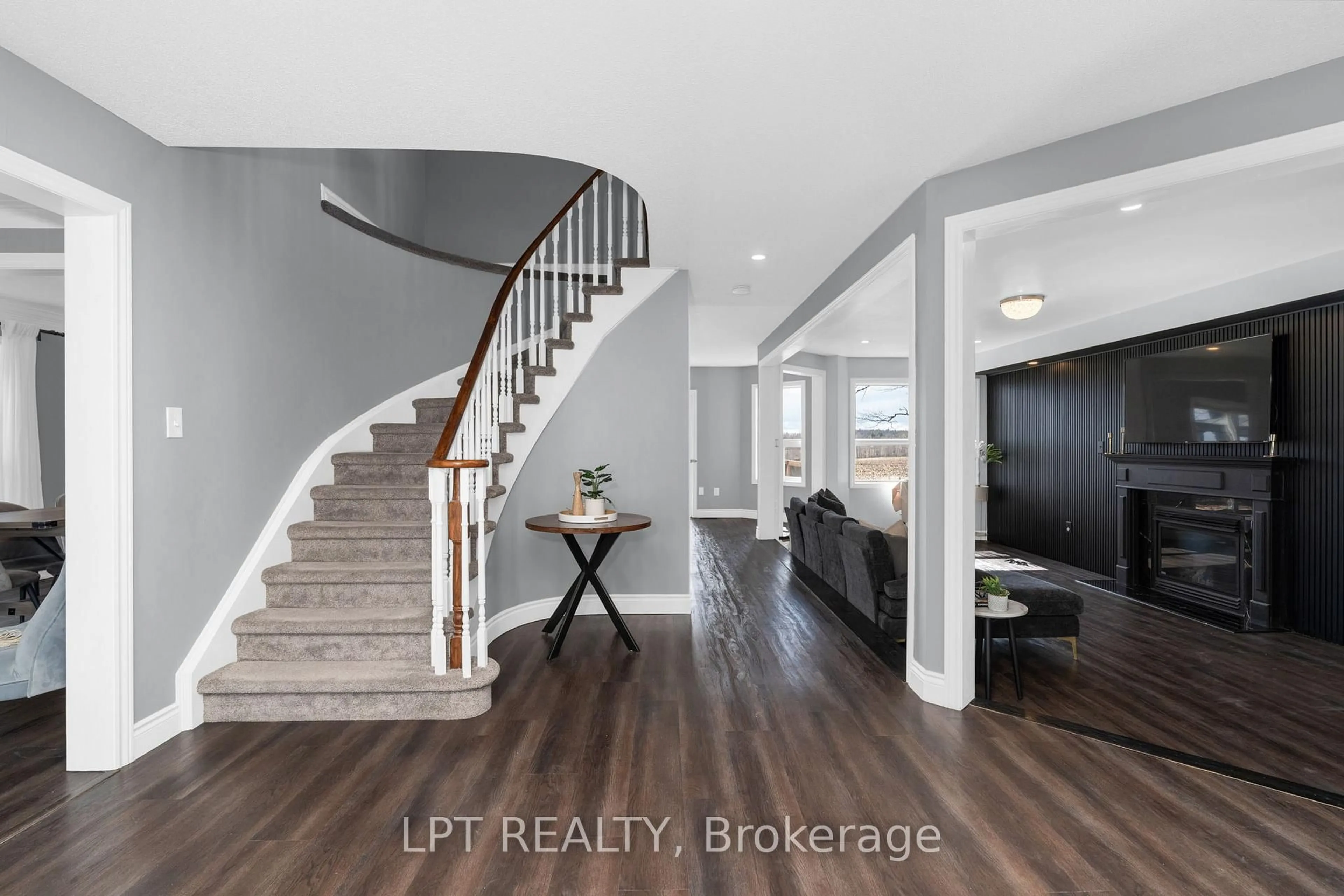 Indoor entryway for 47 Northview Cres, Barrie Ontario L4N 9T4