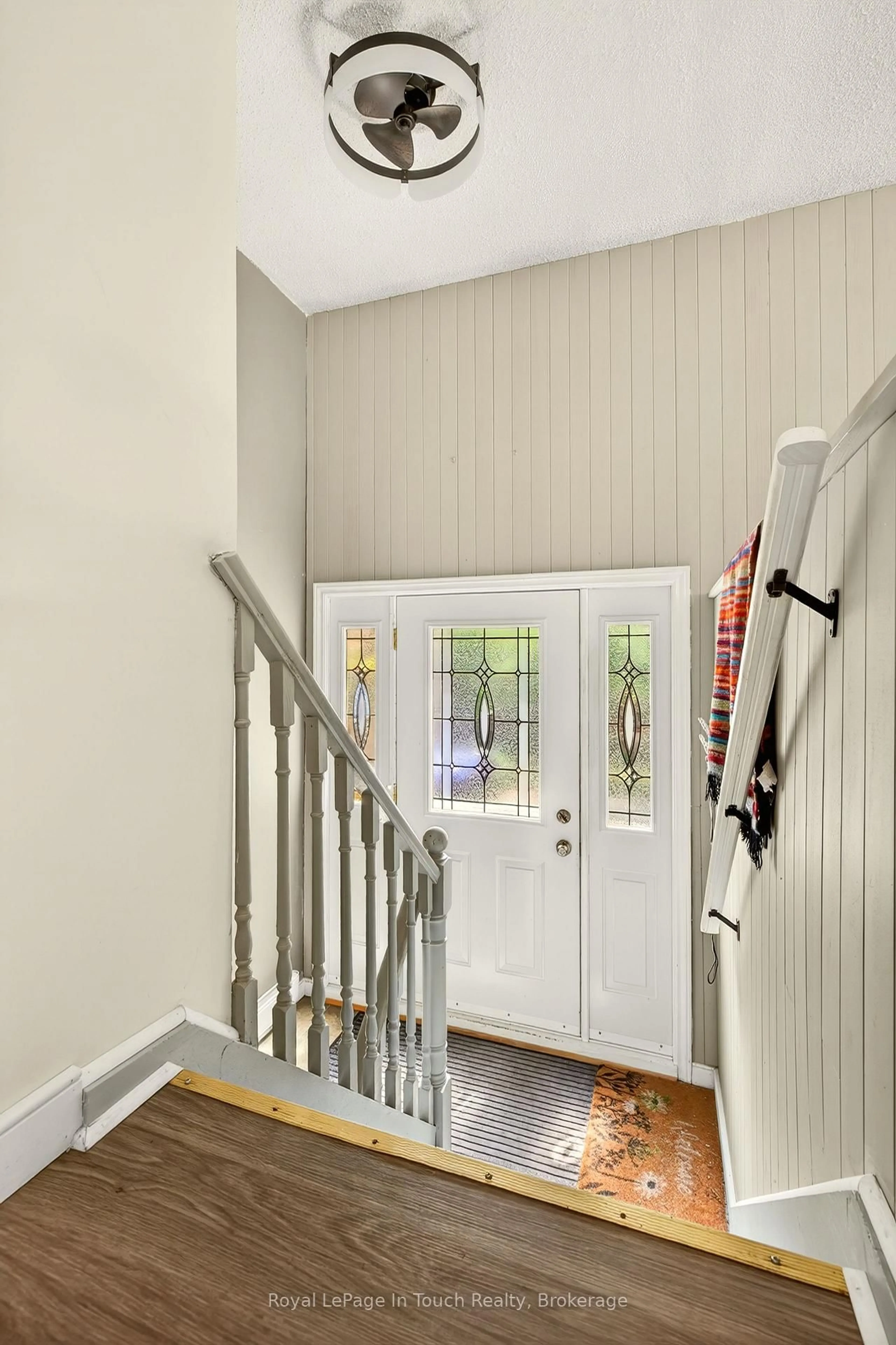 Indoor entryway for 679 Simcoe Ave, Tay Ontario L0K 1R0