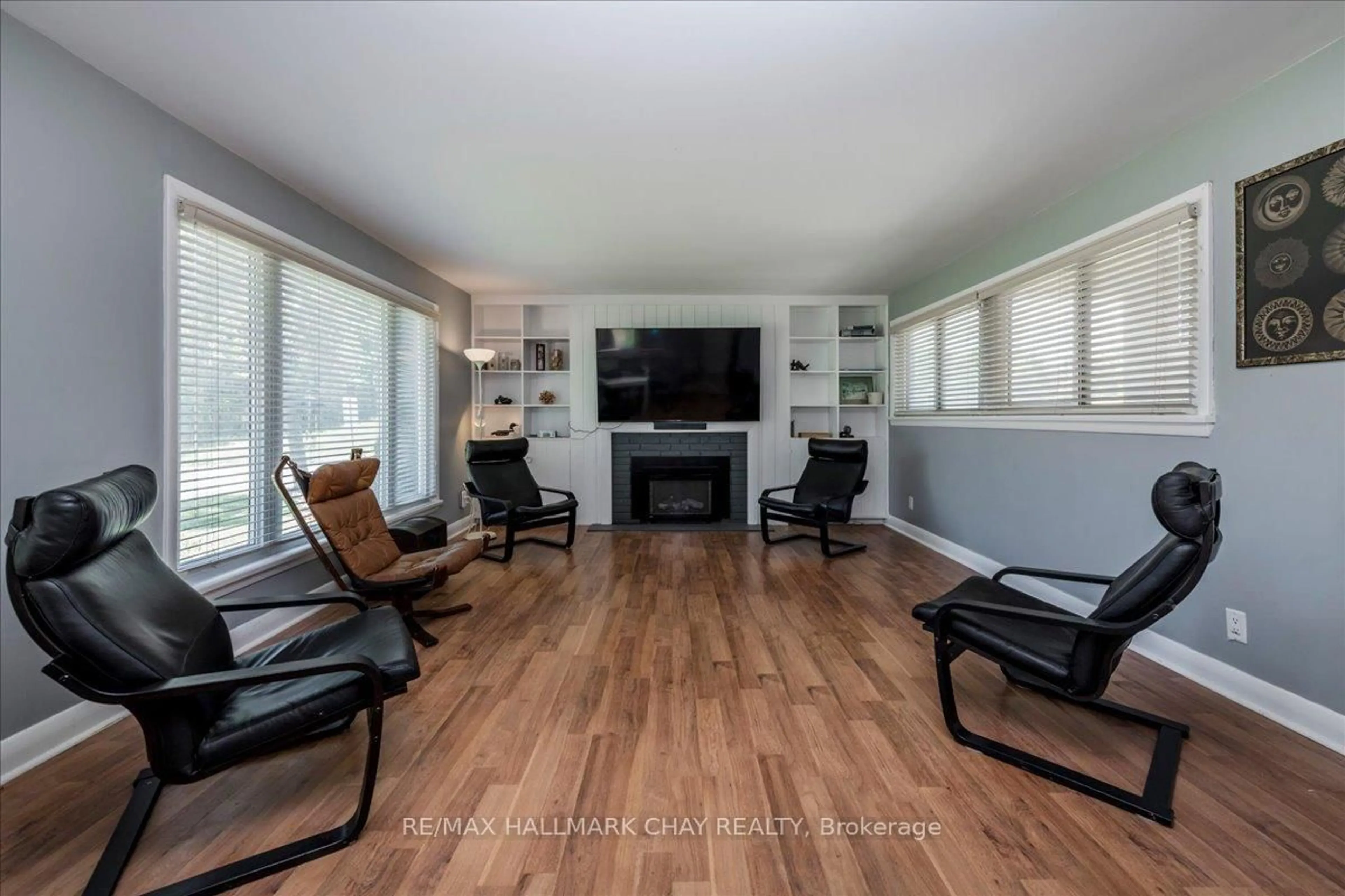 Living room with furniture, unknown for 69 Rodney St, Barrie Ontario L4M 4B8