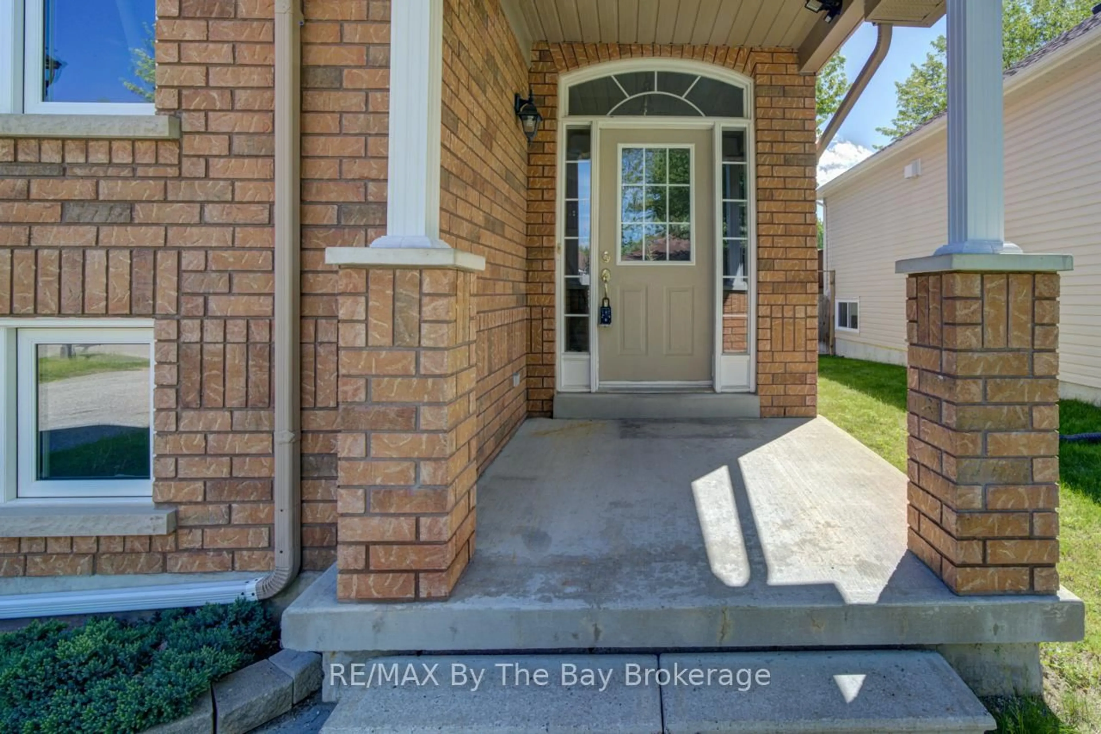 Indoor entryway for 65 Rose Valley Way, Wasaga Beach Ontario L9Z 3C4