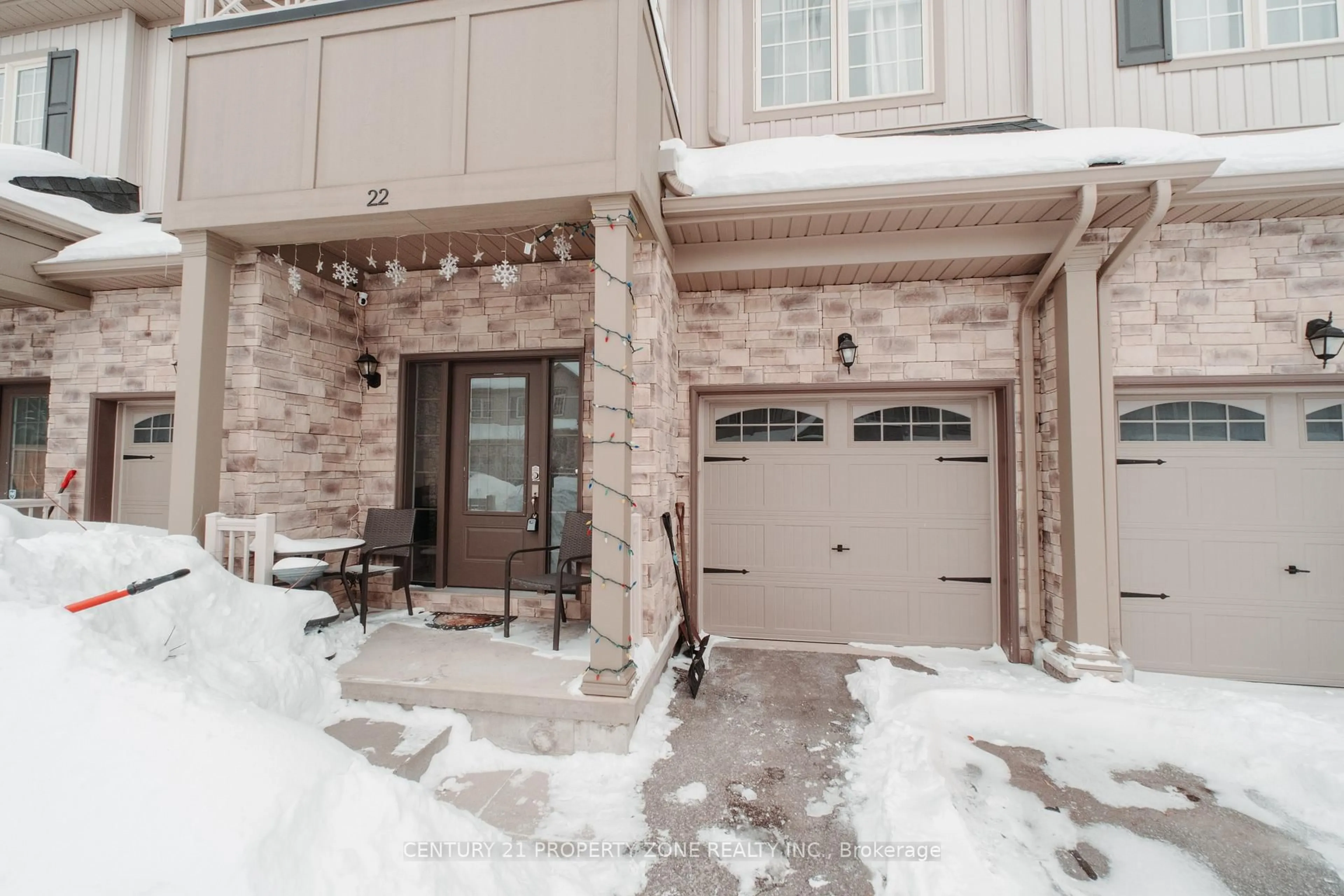 Indoor entryway for 22 Churchlea Mews, Orillia Ontario L3V 8K9