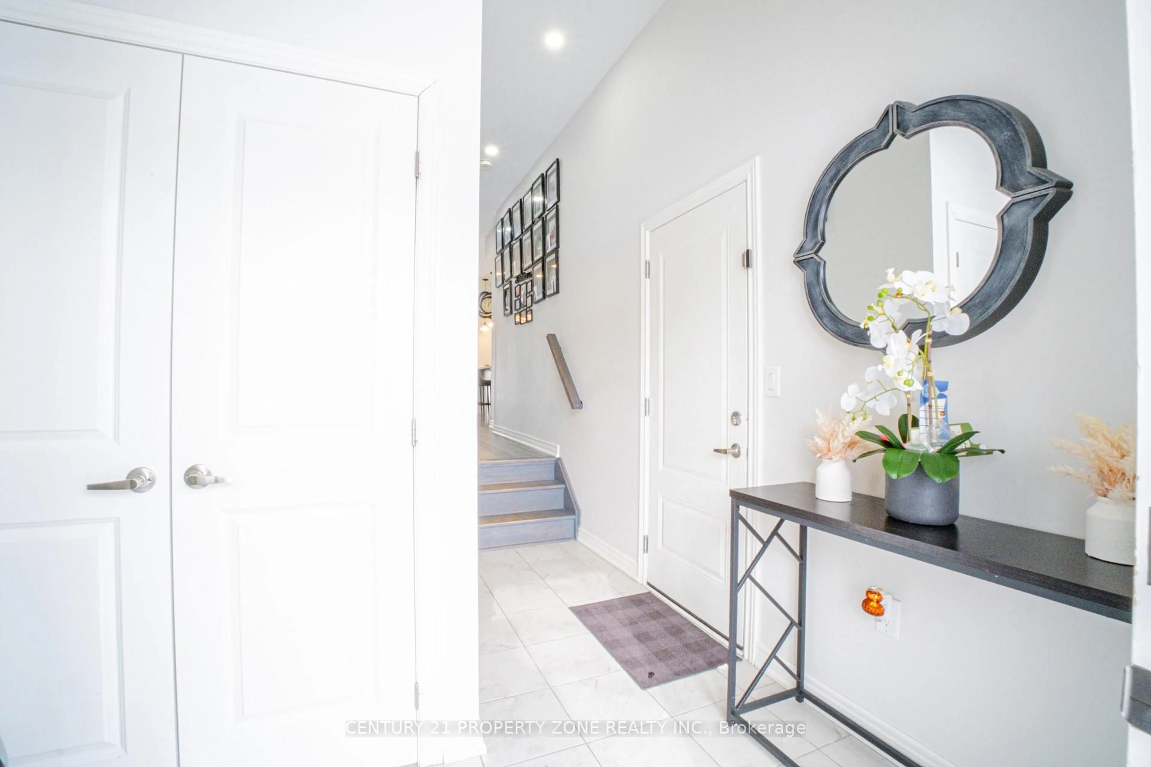 Indoor entryway for 22 Churchlea Mews, Orillia Ontario L3V 8K9