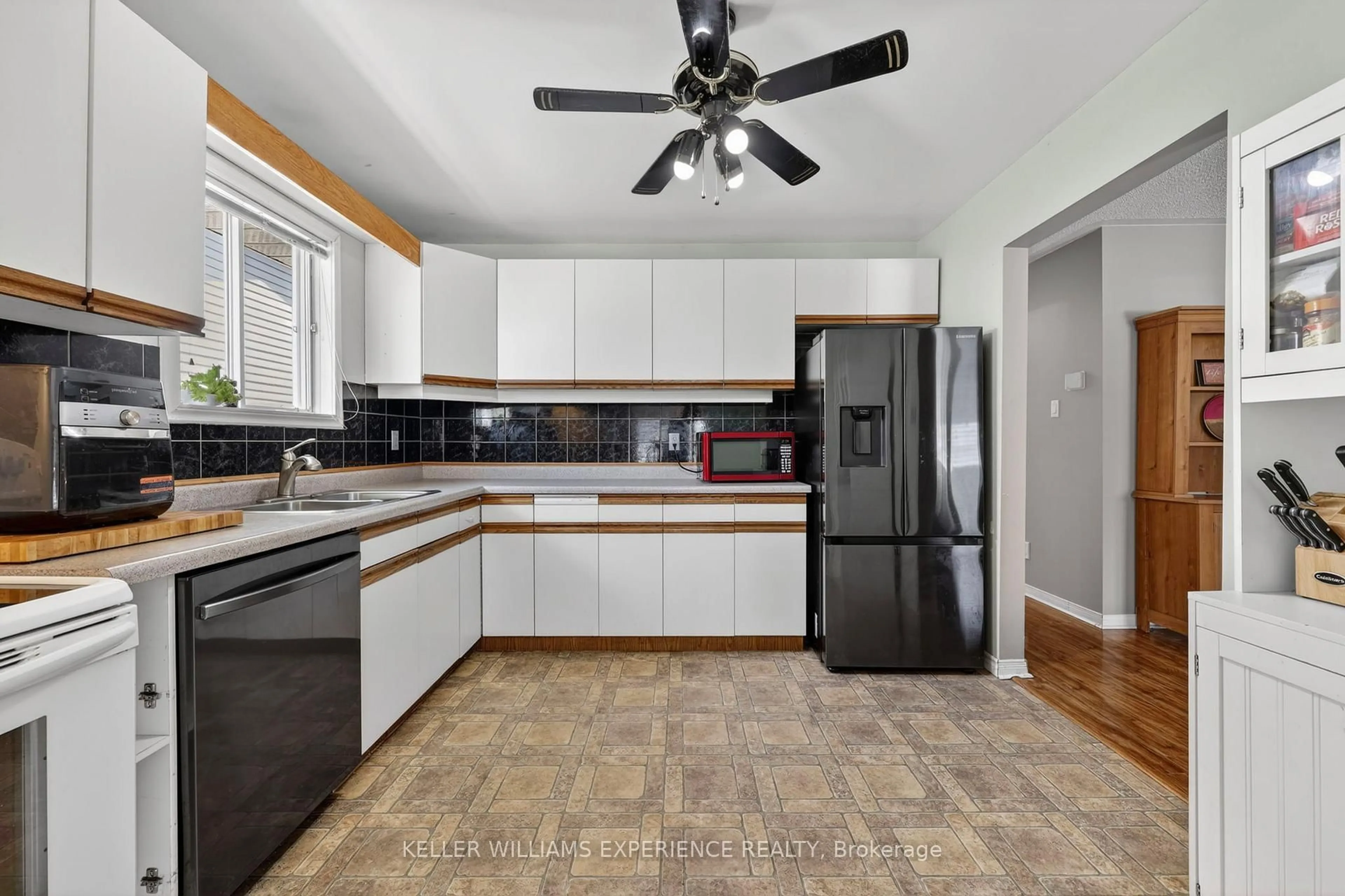 Standard kitchen, ceramic/tile floor for 645 Bayview Dr, Midland Ontario L4R 4Y7
