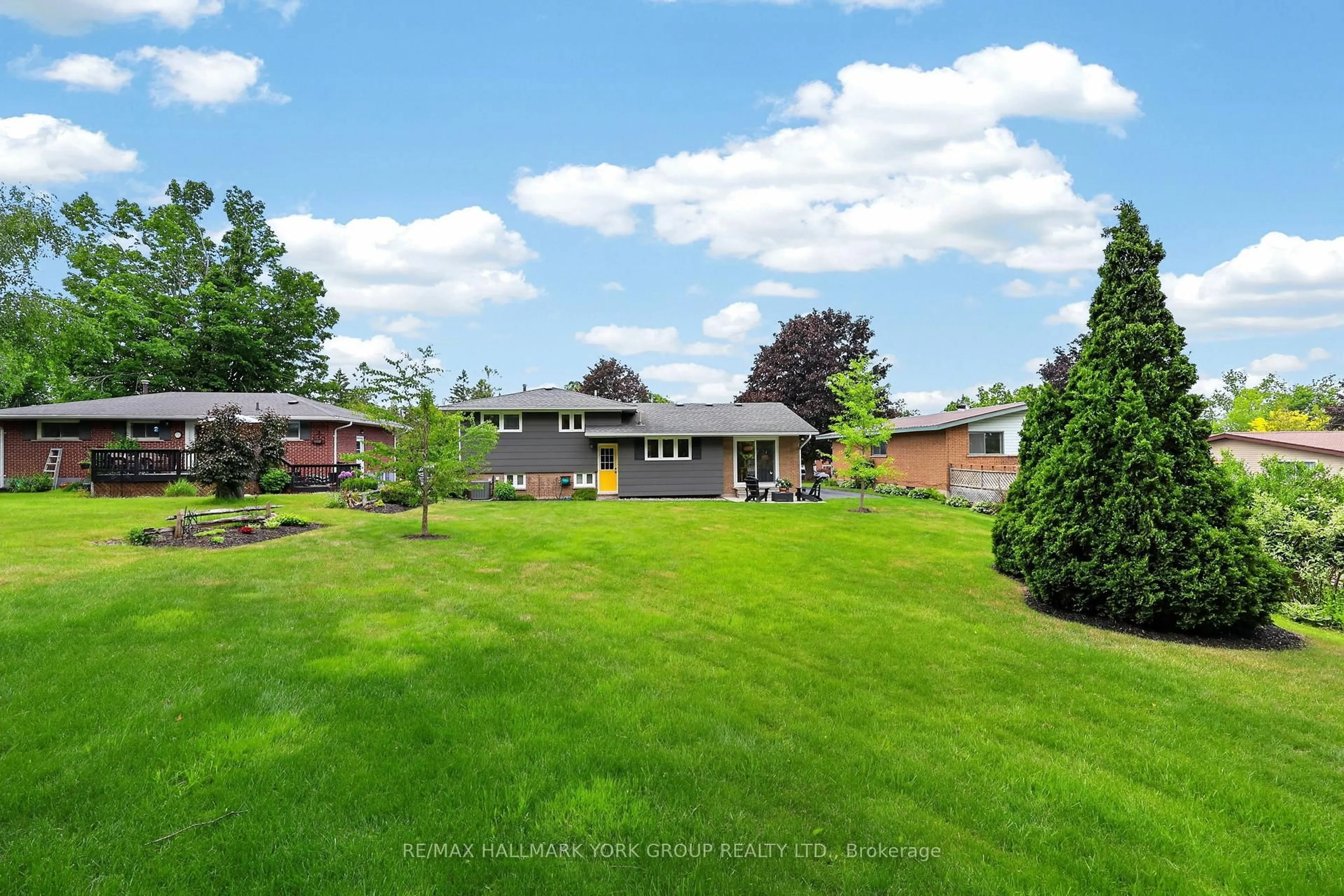 A pic from outside/outdoor area/front of a property/back of a property/a pic from drone, unknown for 49 Orma Dr, Orillia Ontario L3V 4J7
