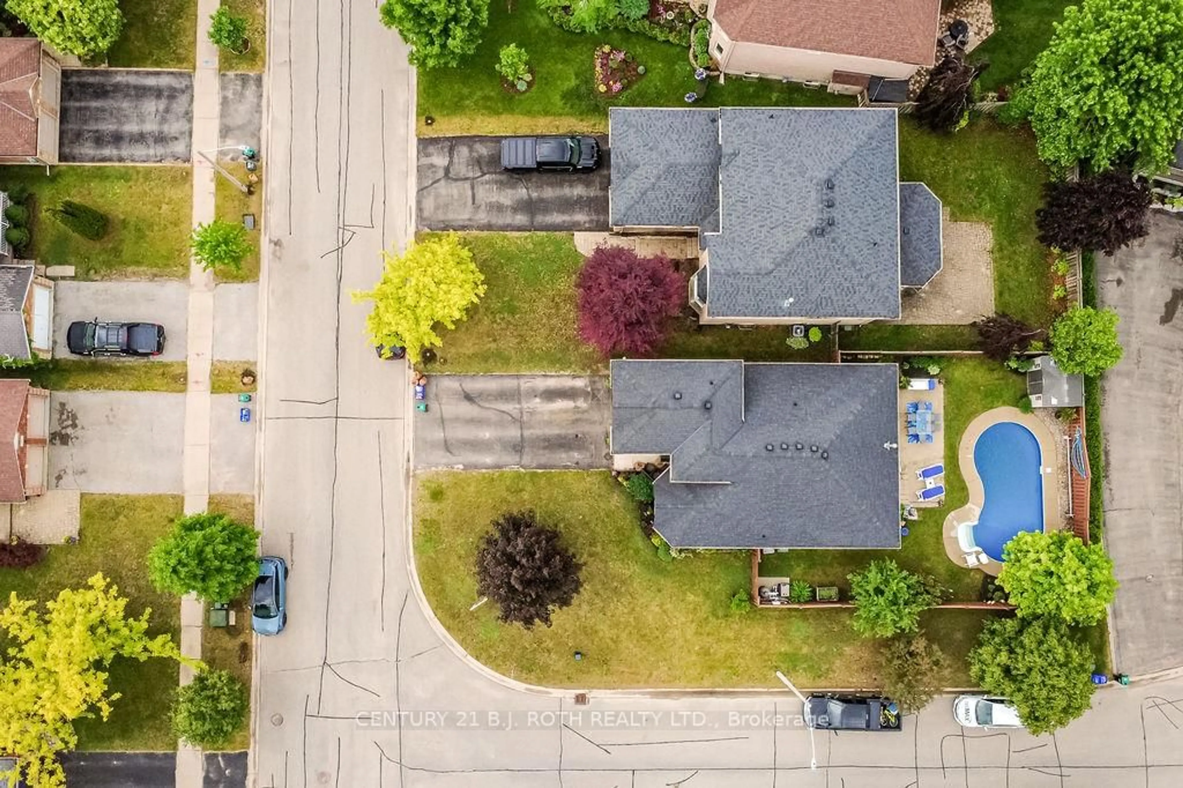 A pic from outside/outdoor area/front of a property/back of a property/a pic from drone, street for 30 Mcavoy Dr, Barrie Ontario L4N 0P8