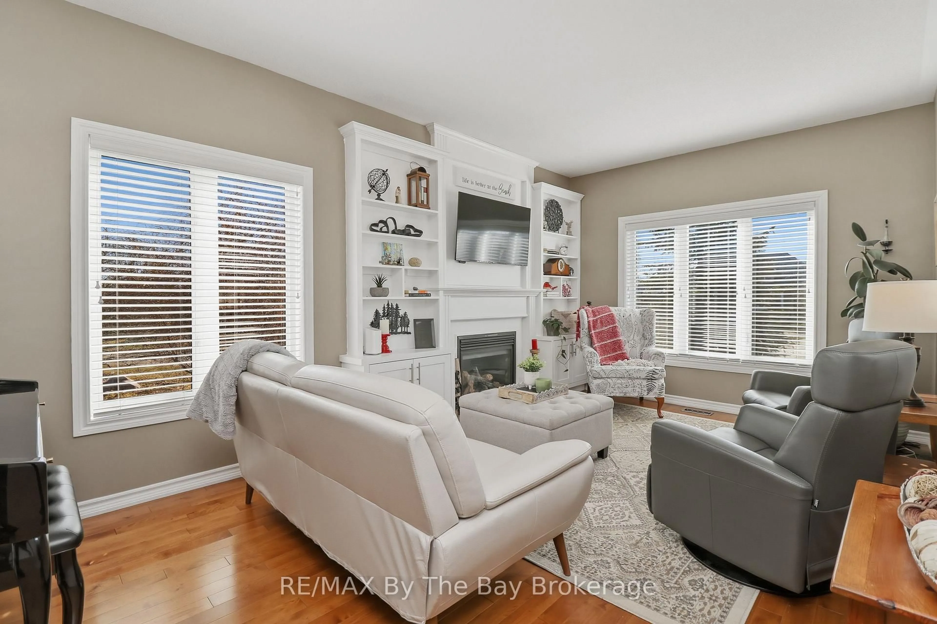 Living room with furniture, unknown for 18 Maple Dr, Wasaga Beach Ontario L9Z 0A7
