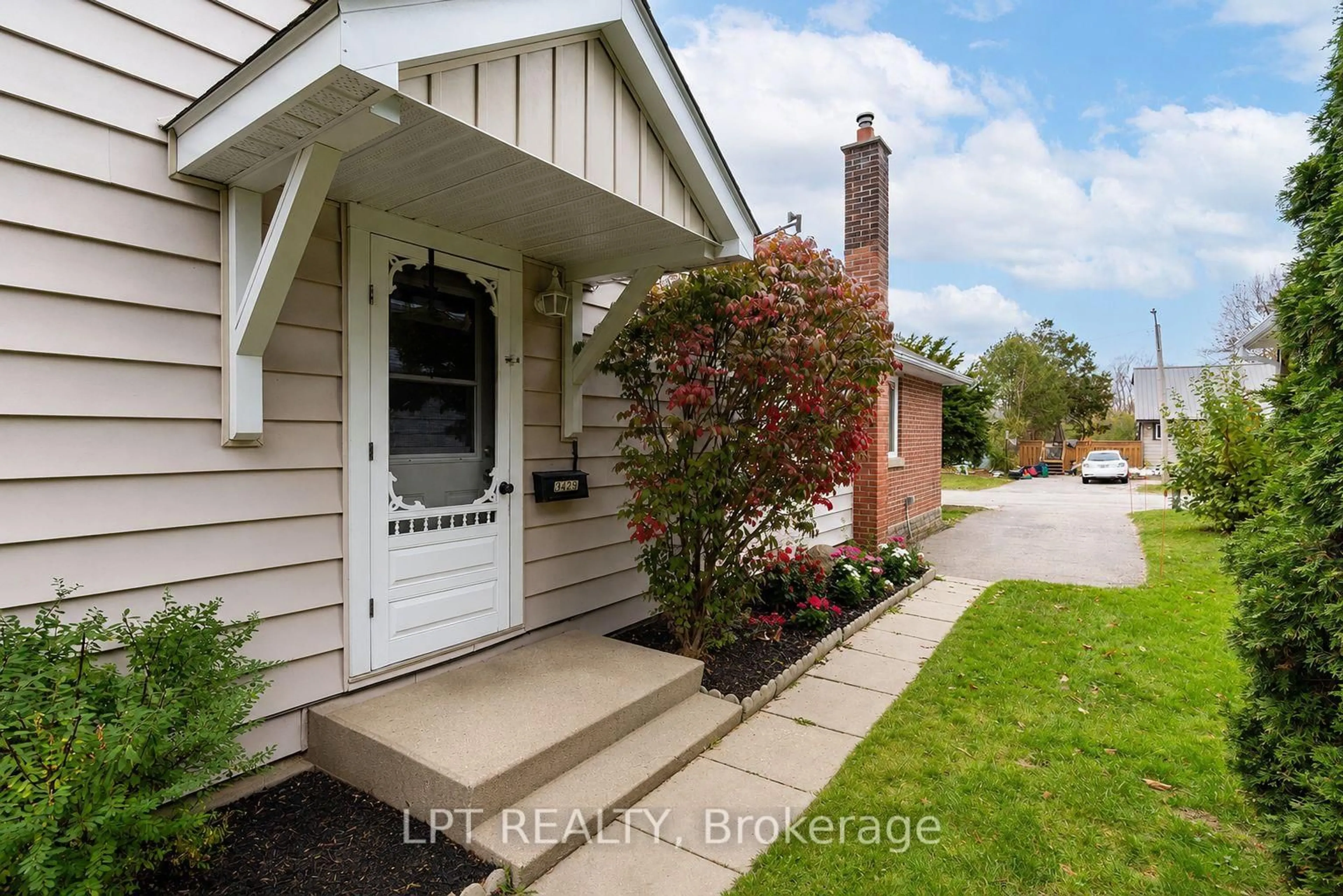 Indoor entryway for 342 Linwood Ave, Orillia Ontario L3V 2X1