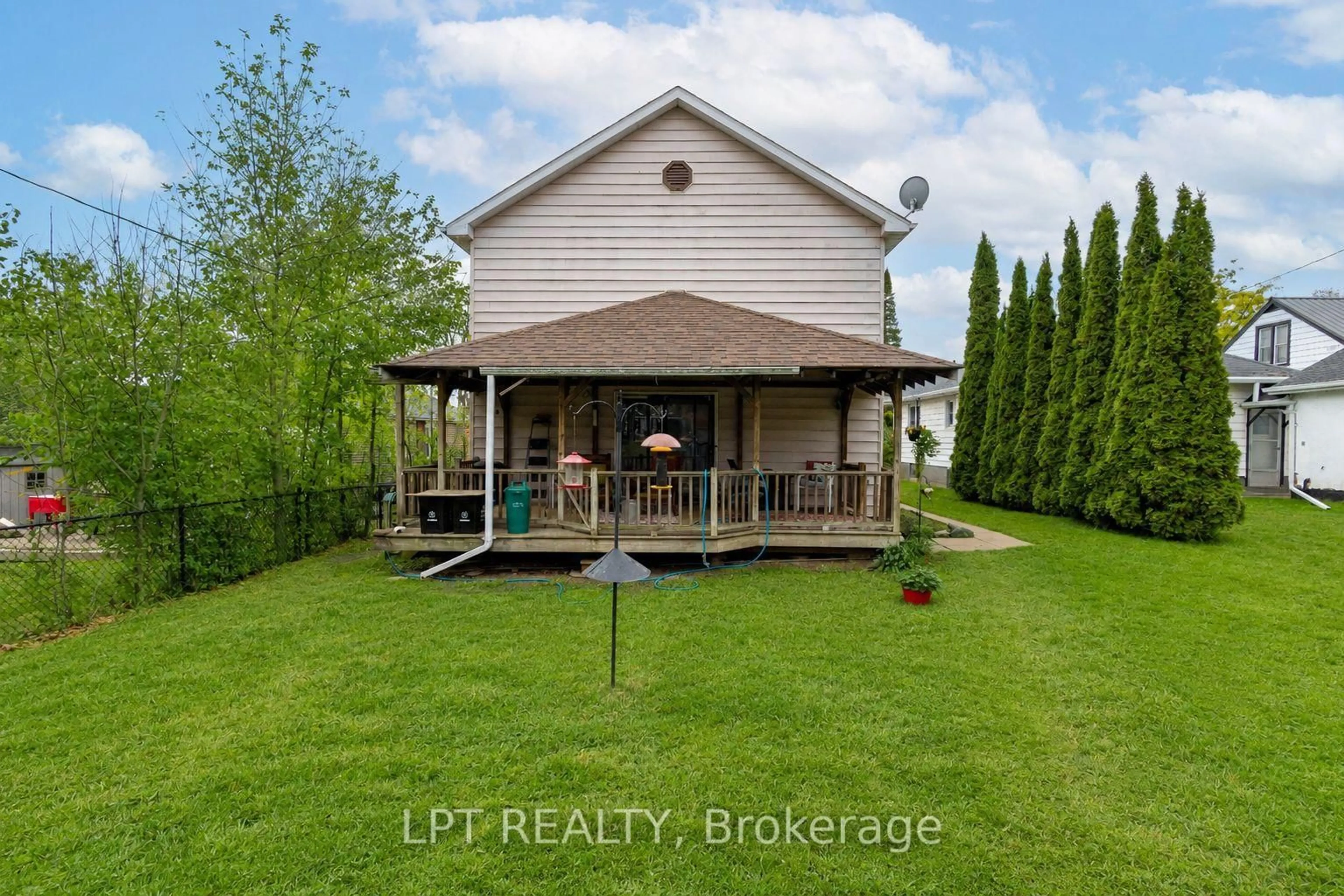 A pic from outside/outdoor area/front of a property/back of a property/a pic from drone, water/lake/river/ocean view for 342 Linwood Ave, Orillia Ontario L3V 2X1