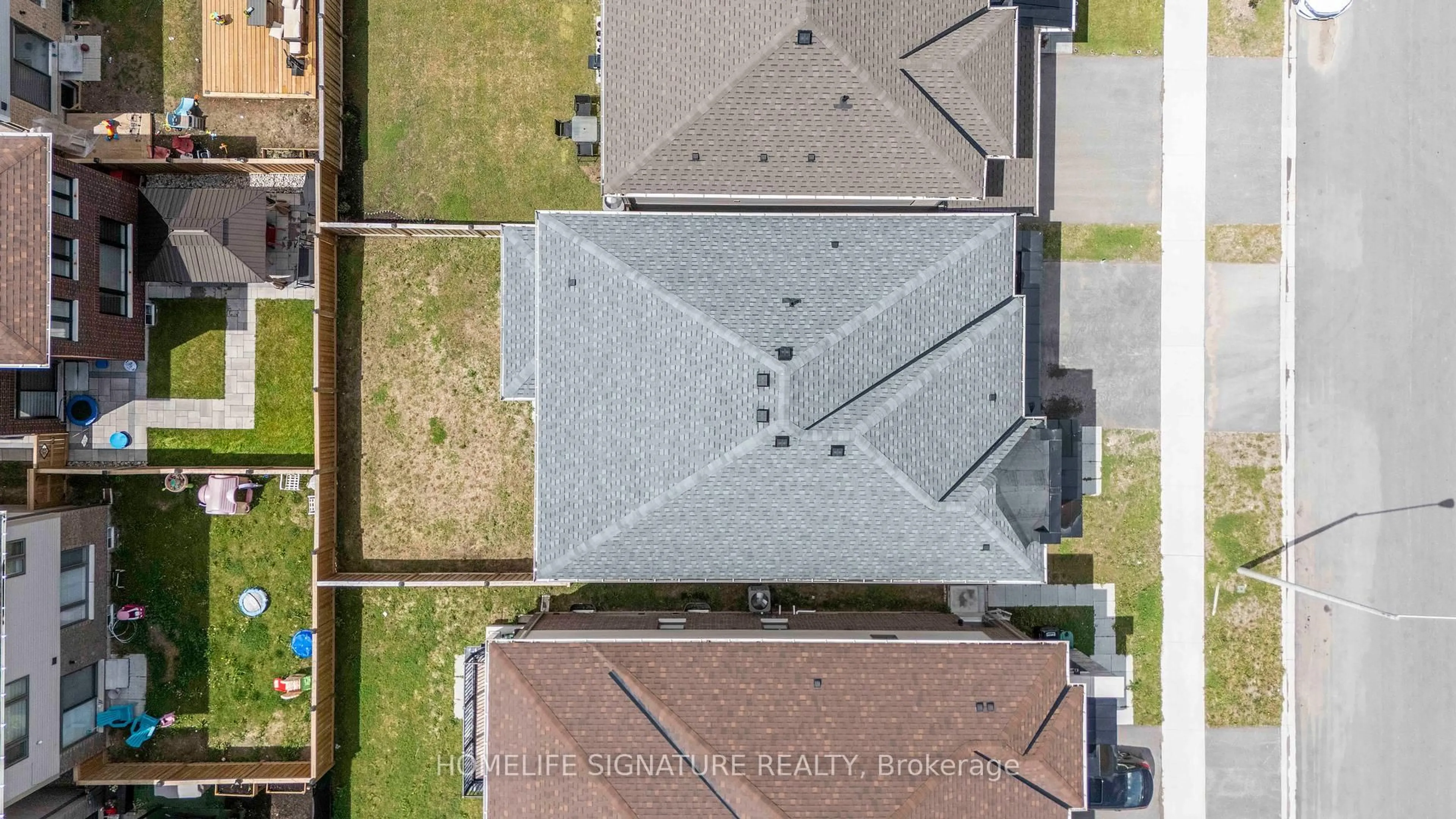 A pic from outside/outdoor area/front of a property/back of a property/a pic from drone, building for 11 Ludlow Dr, Barrie Ontario L9J 0L8