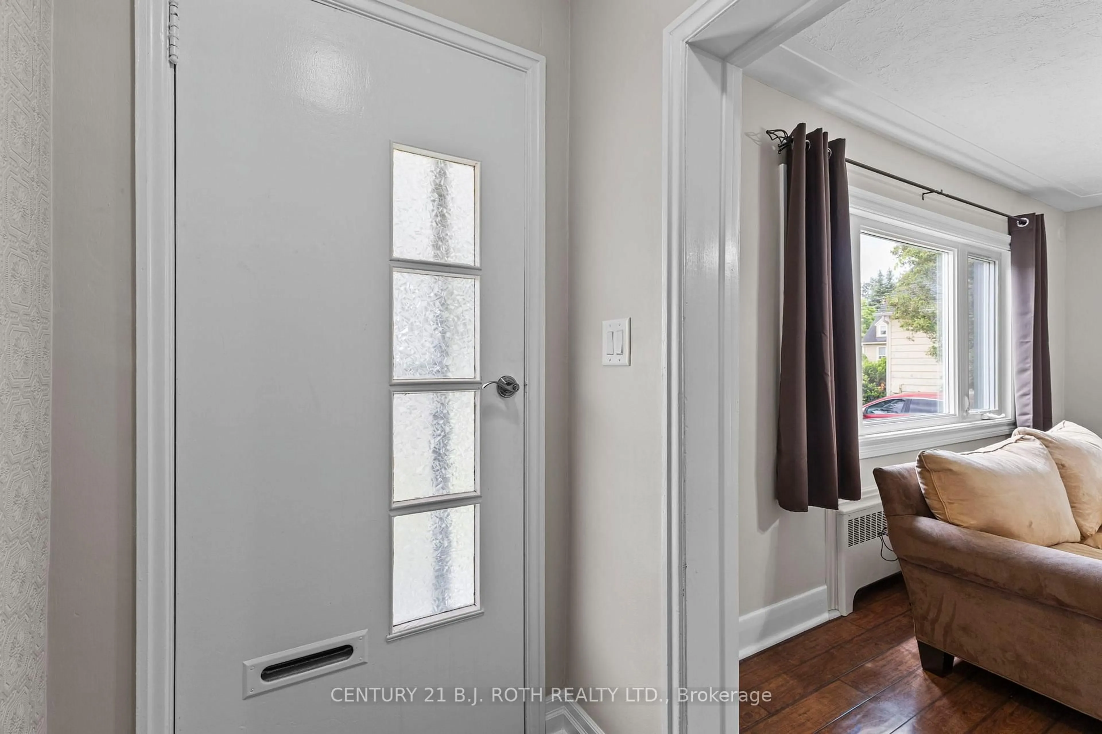Indoor entryway for 52 Marcus St, Barrie Ontario L4N 3L8
