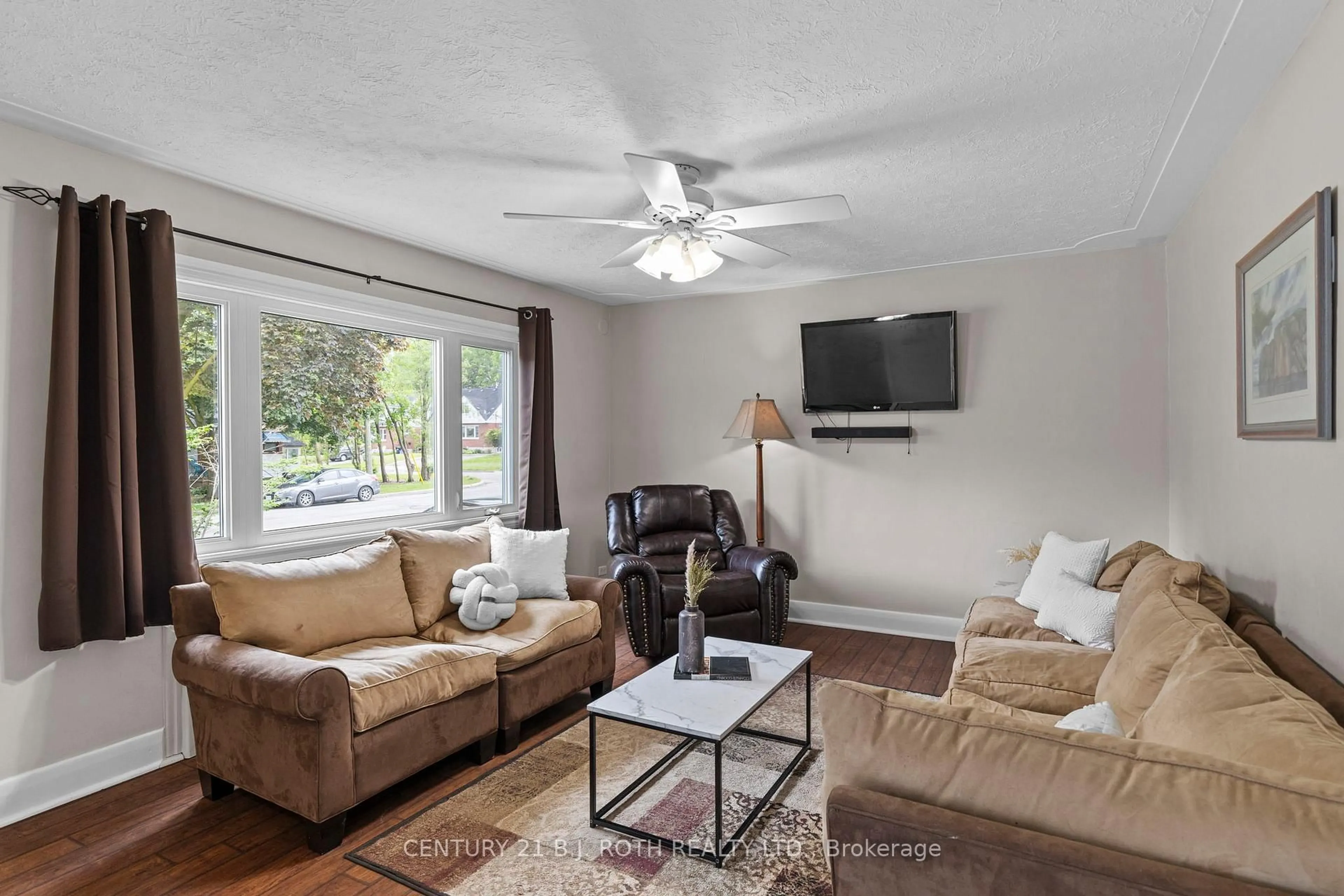 Living room with furniture, unknown for 52 Marcus St, Barrie Ontario L4N 3L8