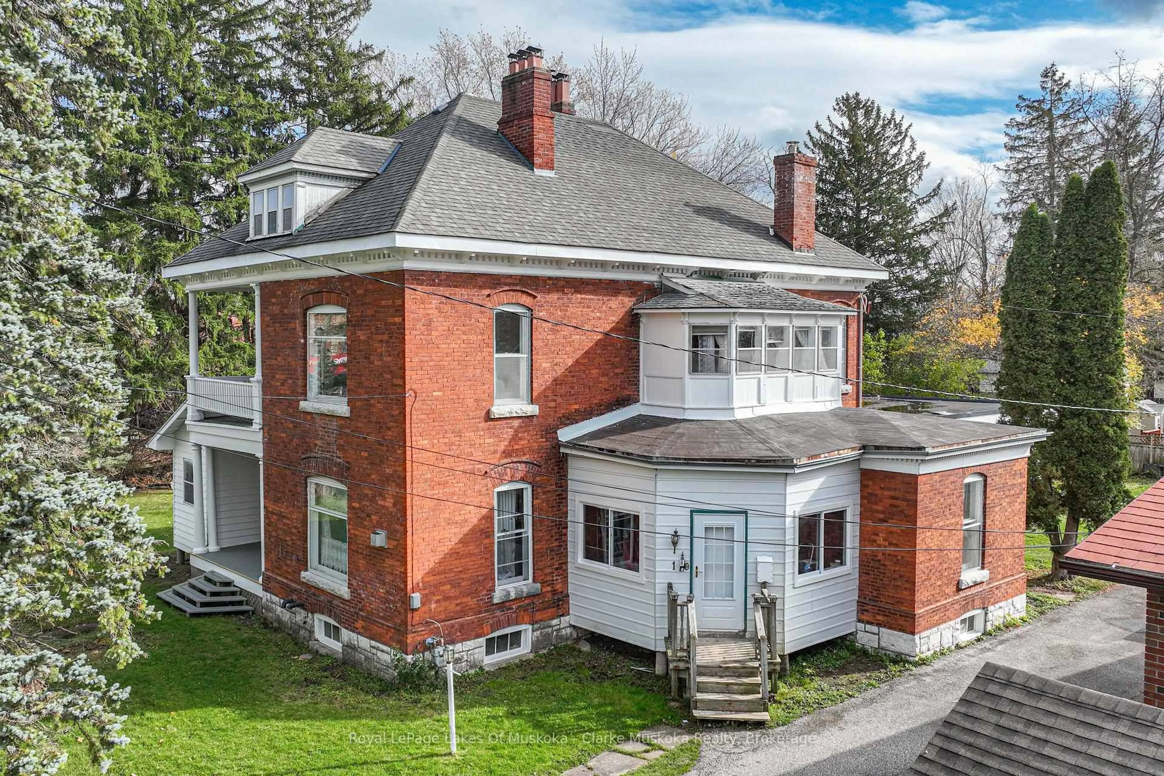 A pic from outside/outdoor area/front of a property/back of a property/a pic from drone, building for 1 Sturgeon Bay Rd, Severn Ontario L0K 1E0