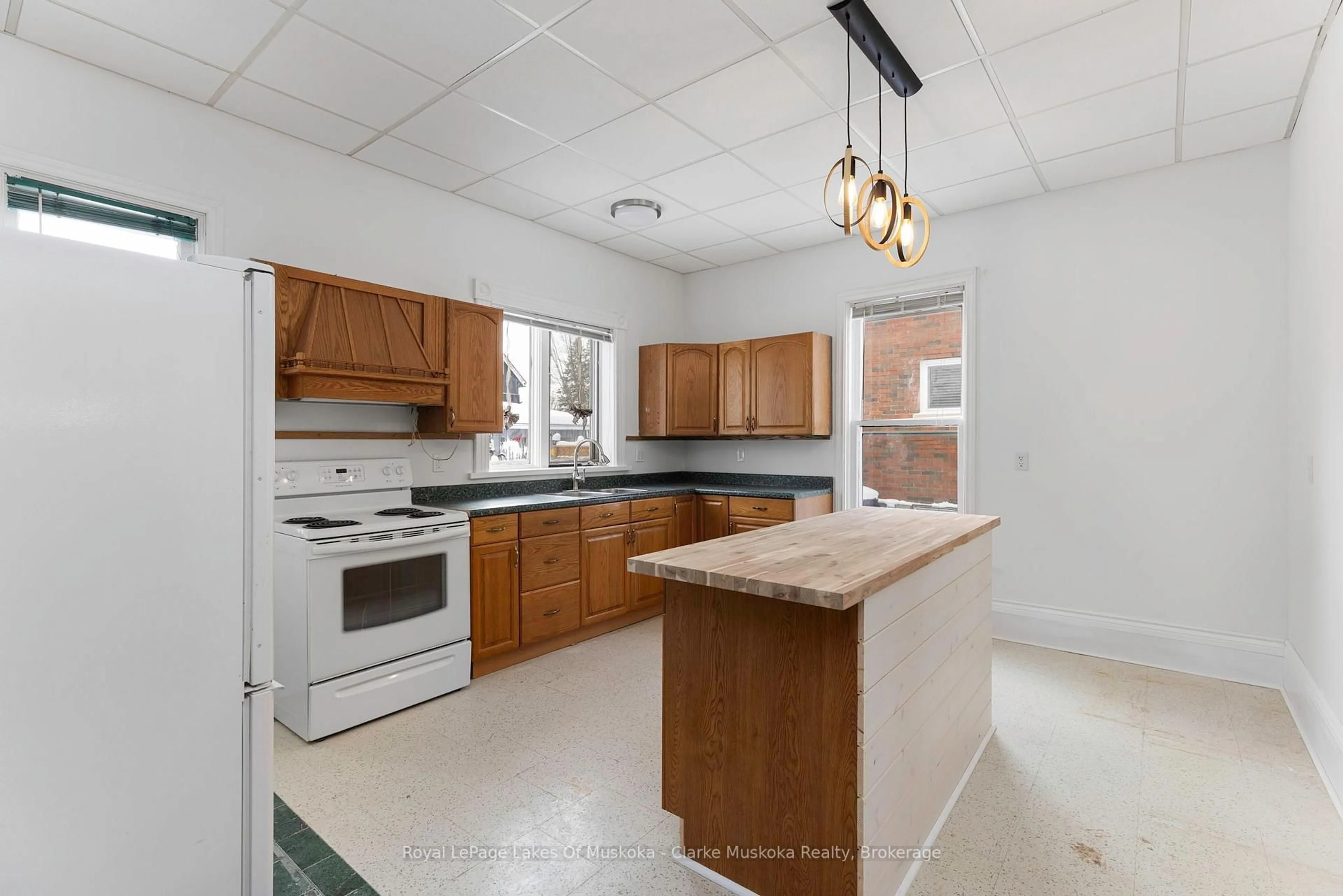 Standard kitchen, ceramic/tile floor for 1 Sturgeon Bay Rd, Severn Ontario L0K 1E0