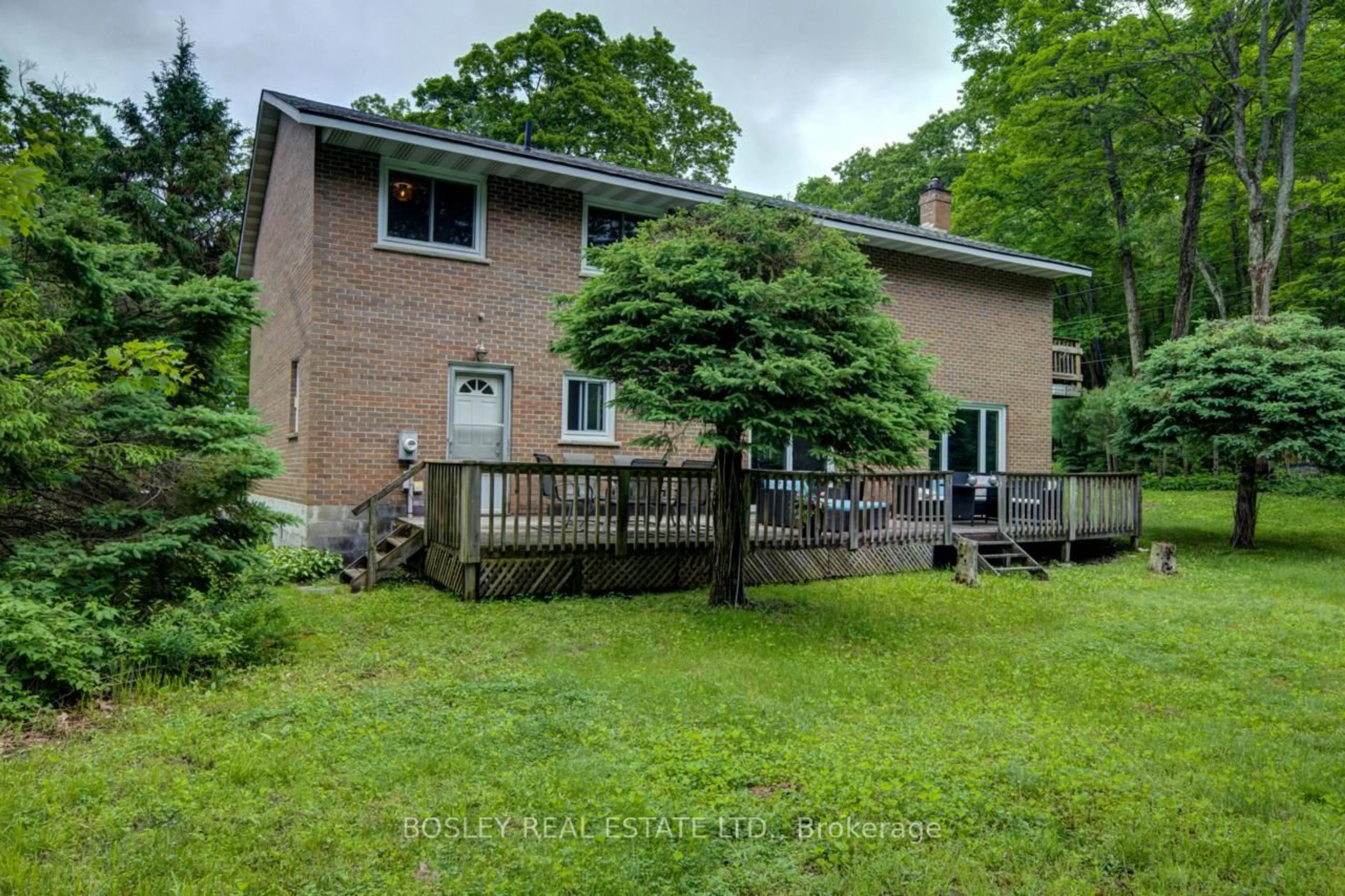A pic from outside/outdoor area/front of a property/back of a property/a pic from drone, unknown for 456 Parkview Crt, Midland Ontario L4R 5G3