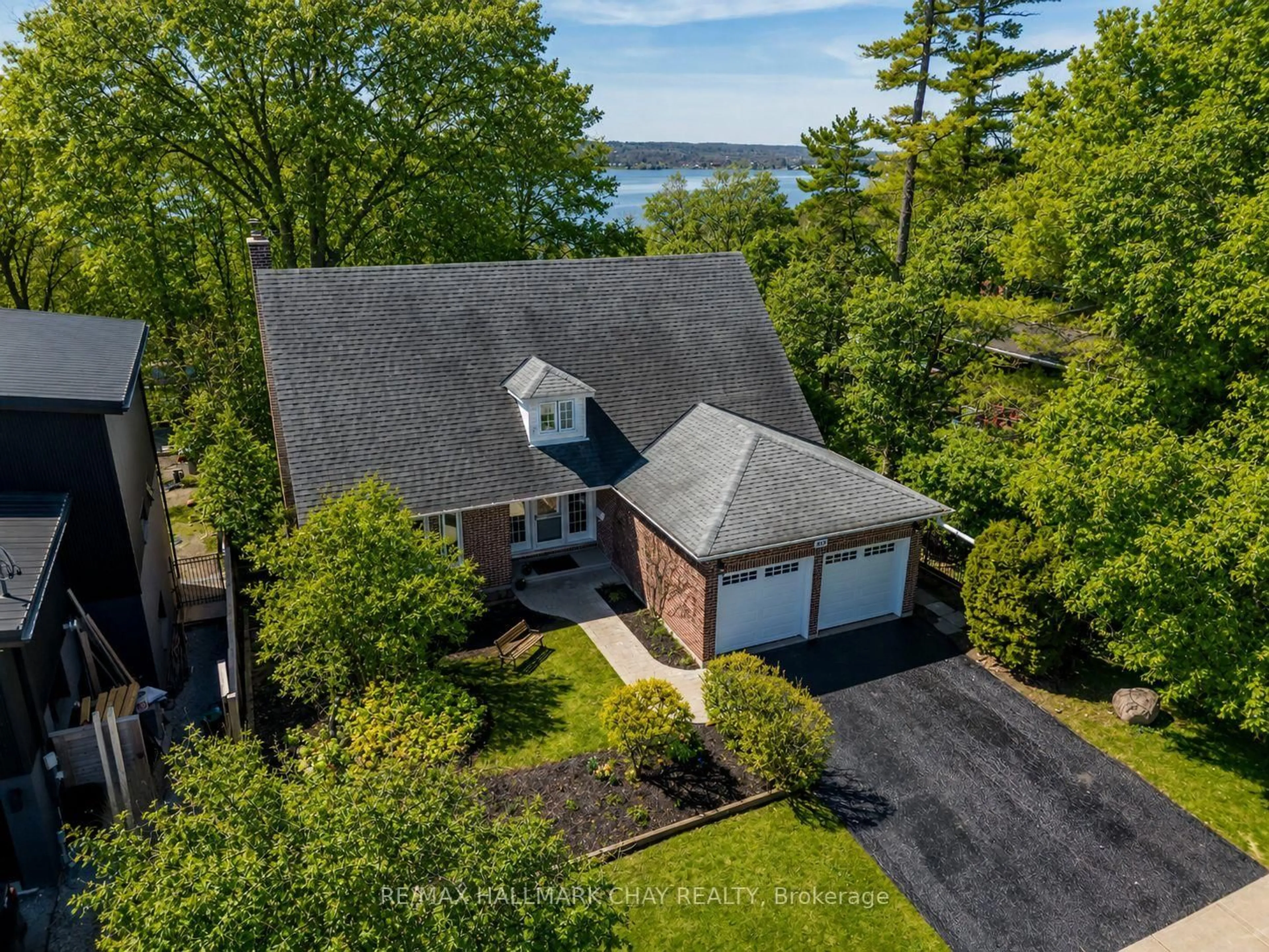 A pic from outside/outdoor area/front of a property/back of a property/a pic from drone, water/lake/river/ocean view for 365 Codrington St, Barrie Ontario L4M 1S9