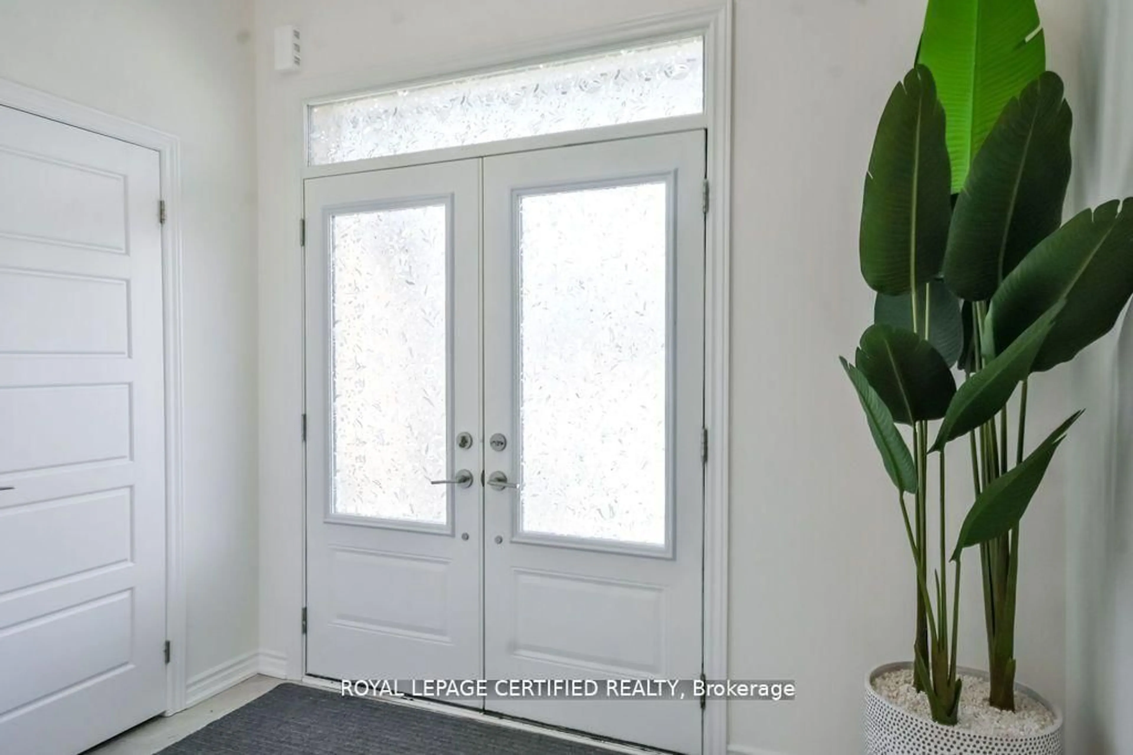 Indoor entryway for 58 Shepherd Dr, Barrie Ontario L9S 2Z4