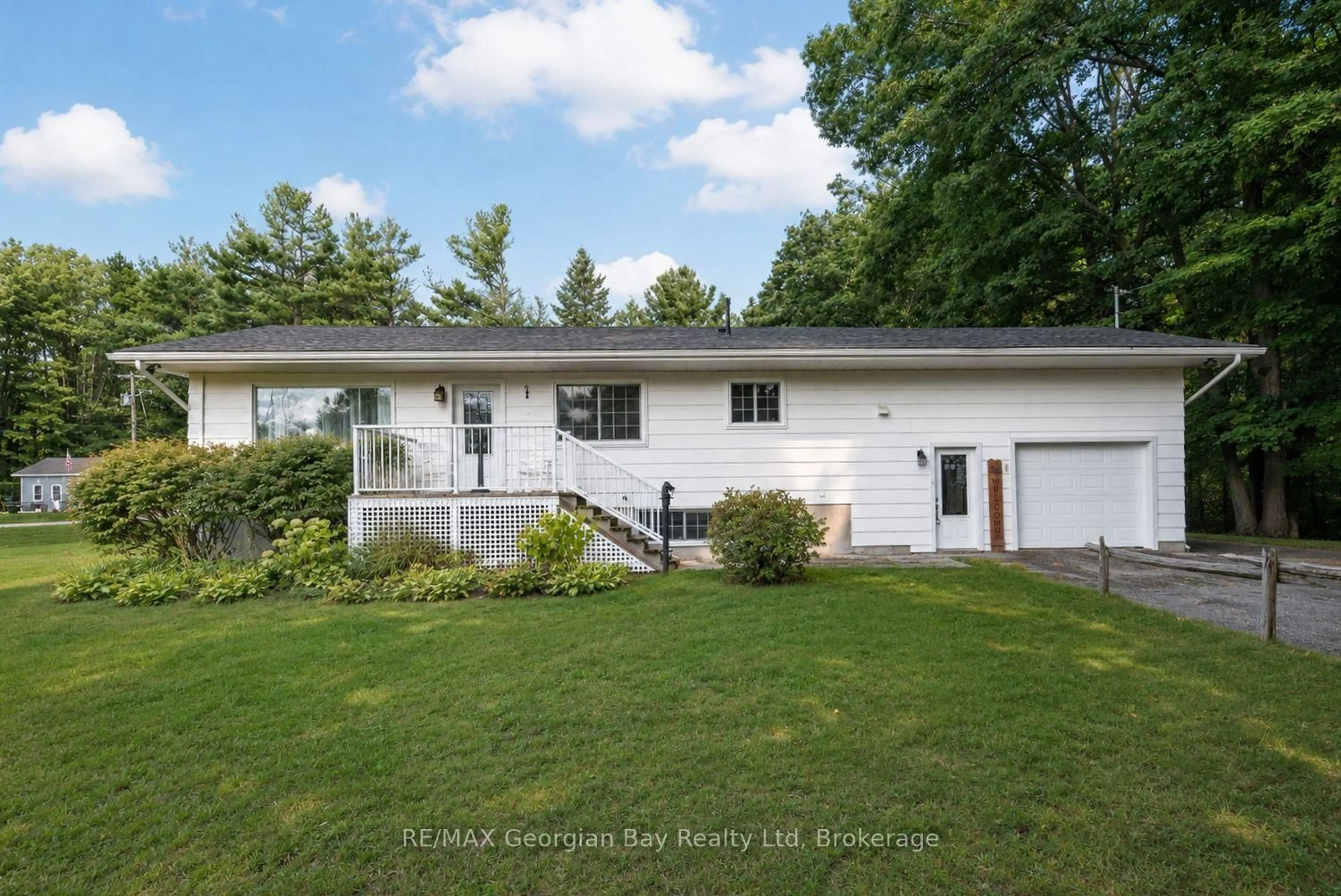 Home with vinyl exterior material, unknown for 1034 Pine Grove Rd, Penetanguishene Ontario L9M 2B5