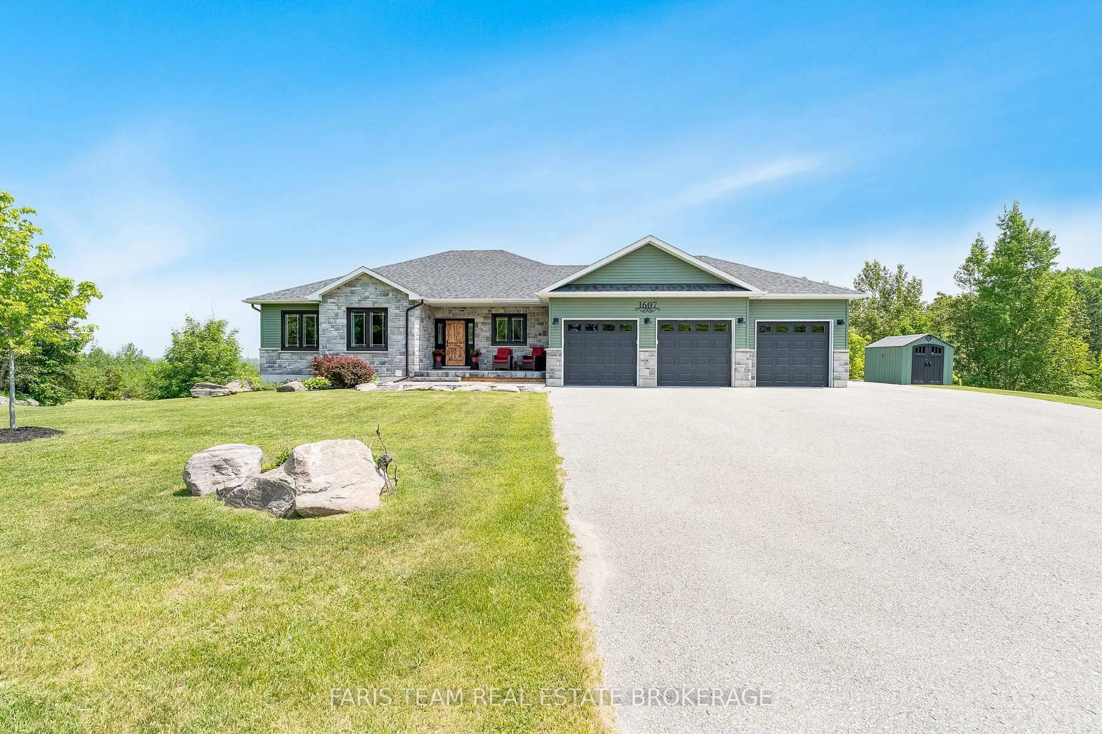 A pic from outside/outdoor area/front of a property/back of a property/a pic from drone, unknown for 1607 Georgian Heights Blvd, Severn Ontario L0K 2C0