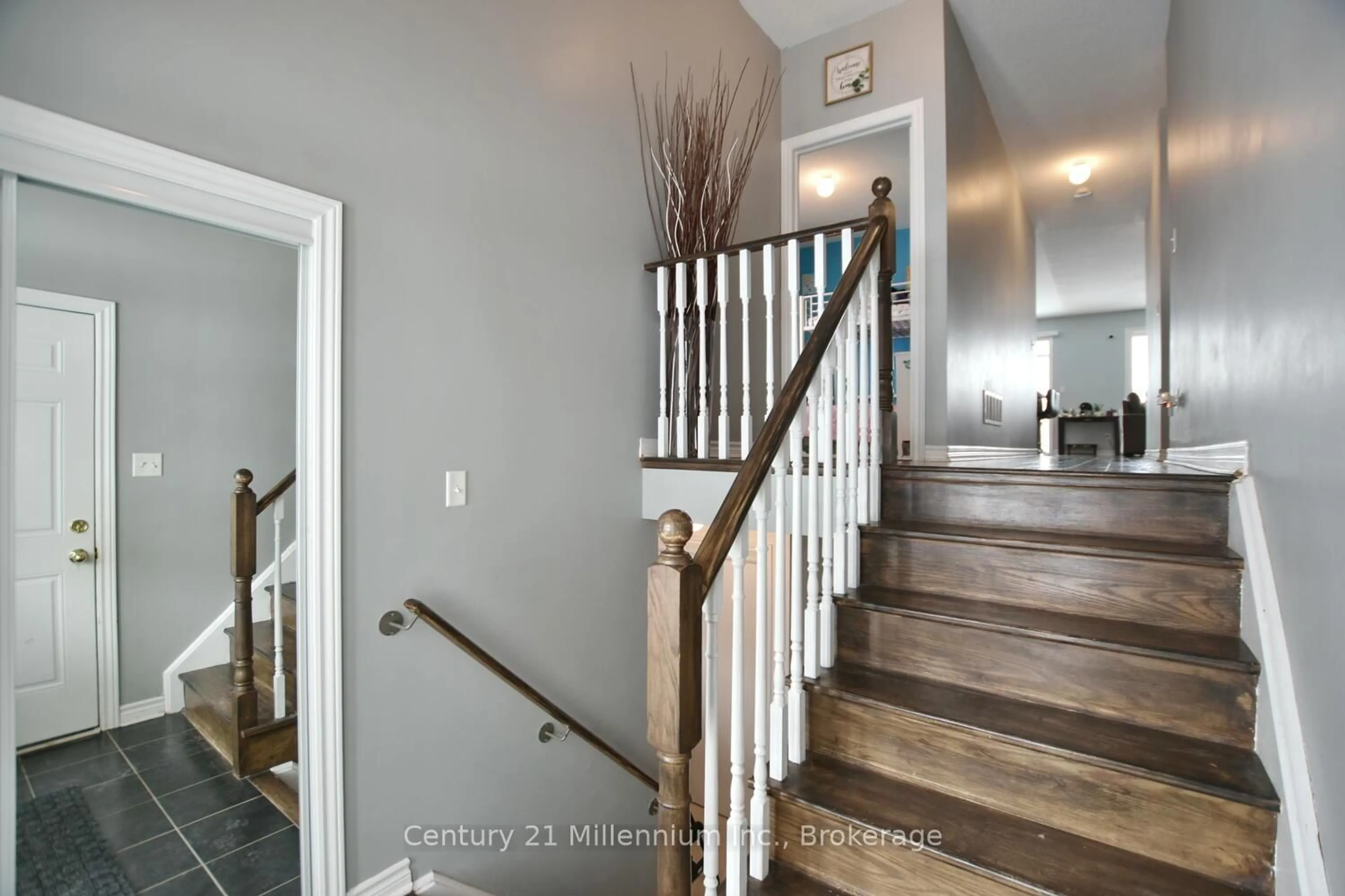 Indoor entryway for 133 White Sands Way, Wasaga Beach Ontario L9Z 0C6