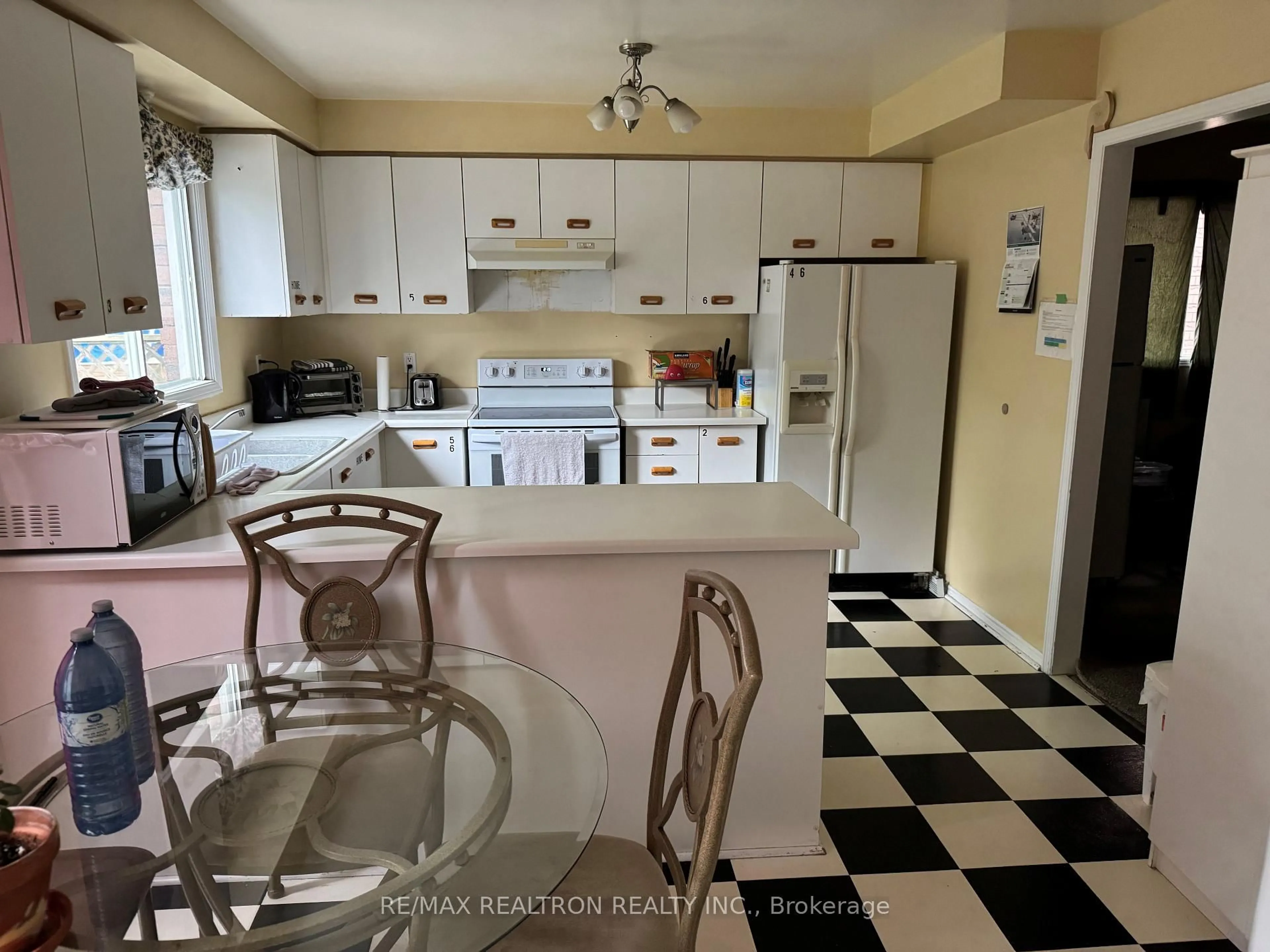 Standard kitchen, ceramic/tile floor for 253 Hickling Tr, Barrie Ontario L4M 5W9