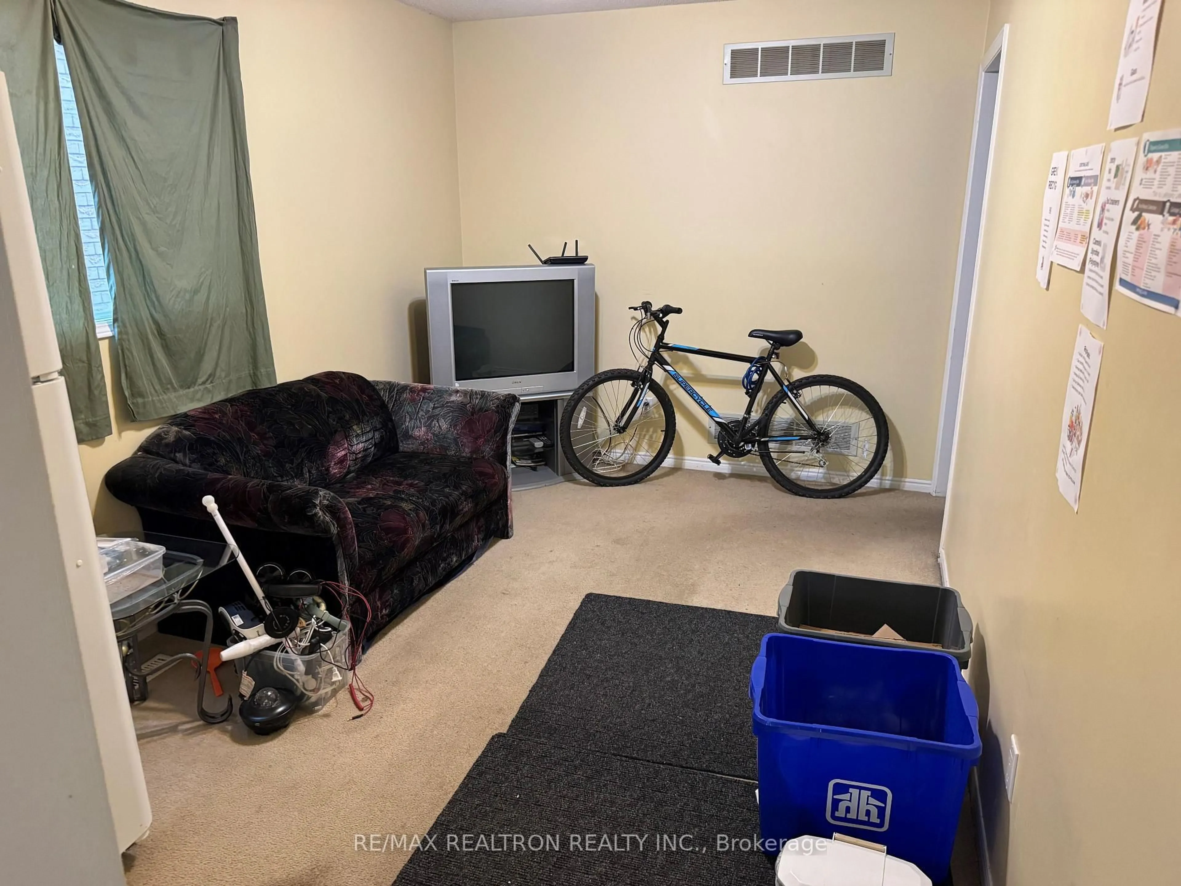 A pic of a room for 253 Hickling Tr, Barrie Ontario L4M 5W9