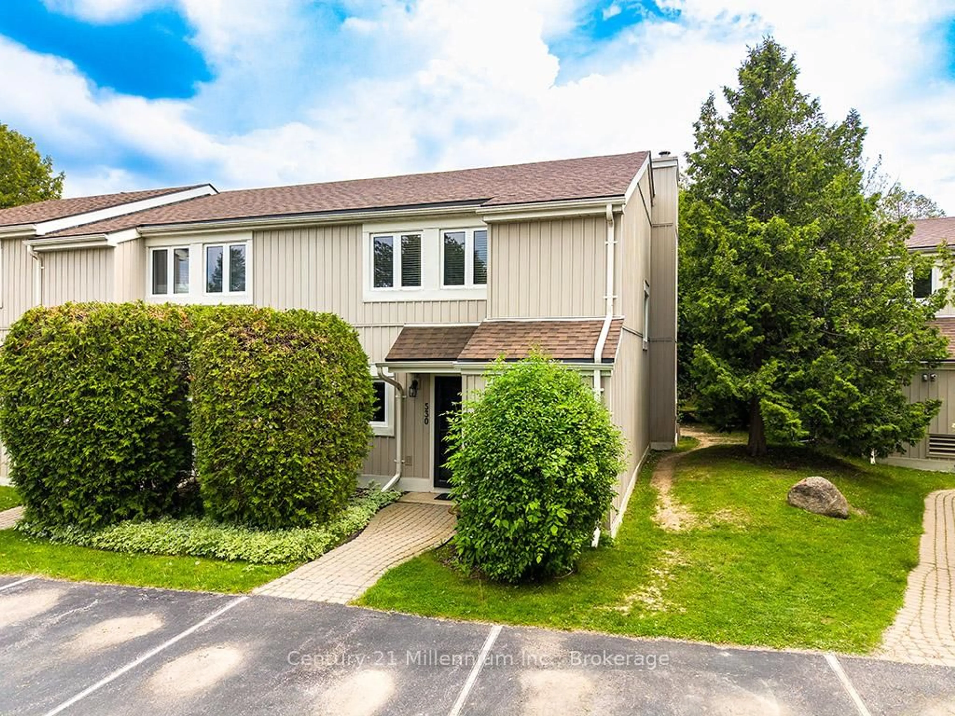 A pic from outside/outdoor area/front of a property/back of a property/a pic from drone, street for 22 Dawson Dr #530, Collingwood Ontario L9Y 5B4